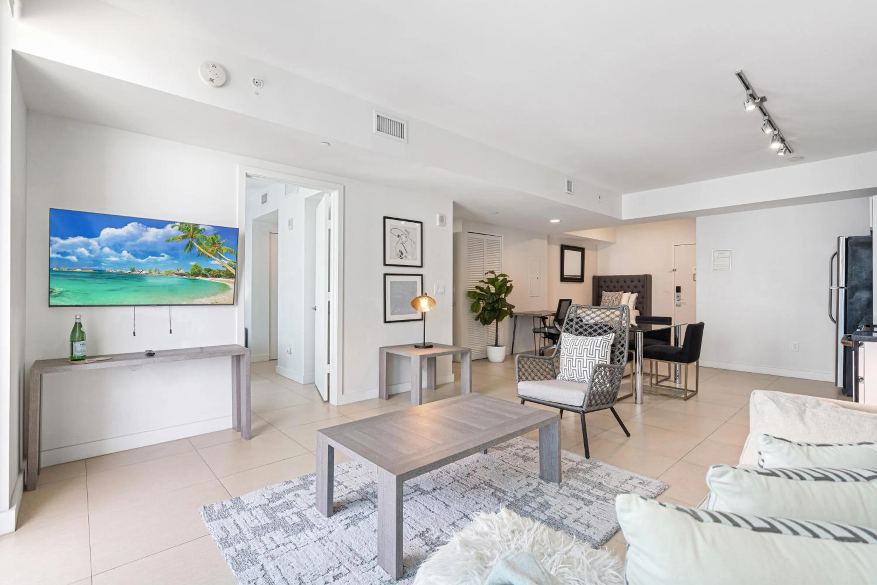 TV and multimedia in Dharma Home Suites Miami Beach at Monte Carlo