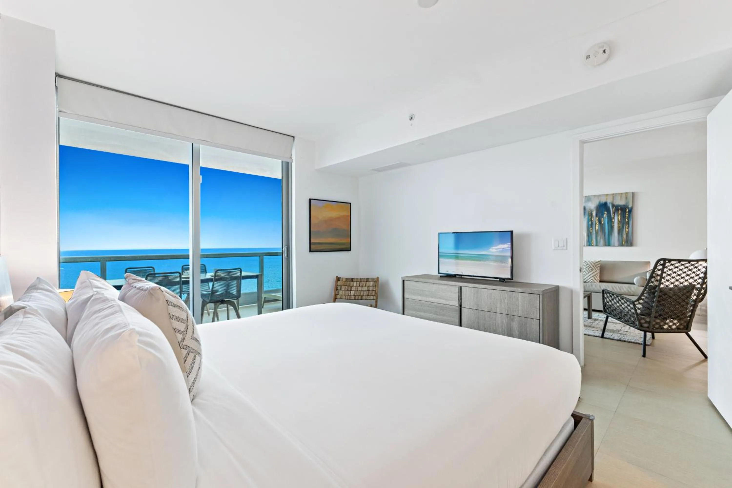 TV and multimedia in Dharma Home Suites Miami Beach at Monte Carlo