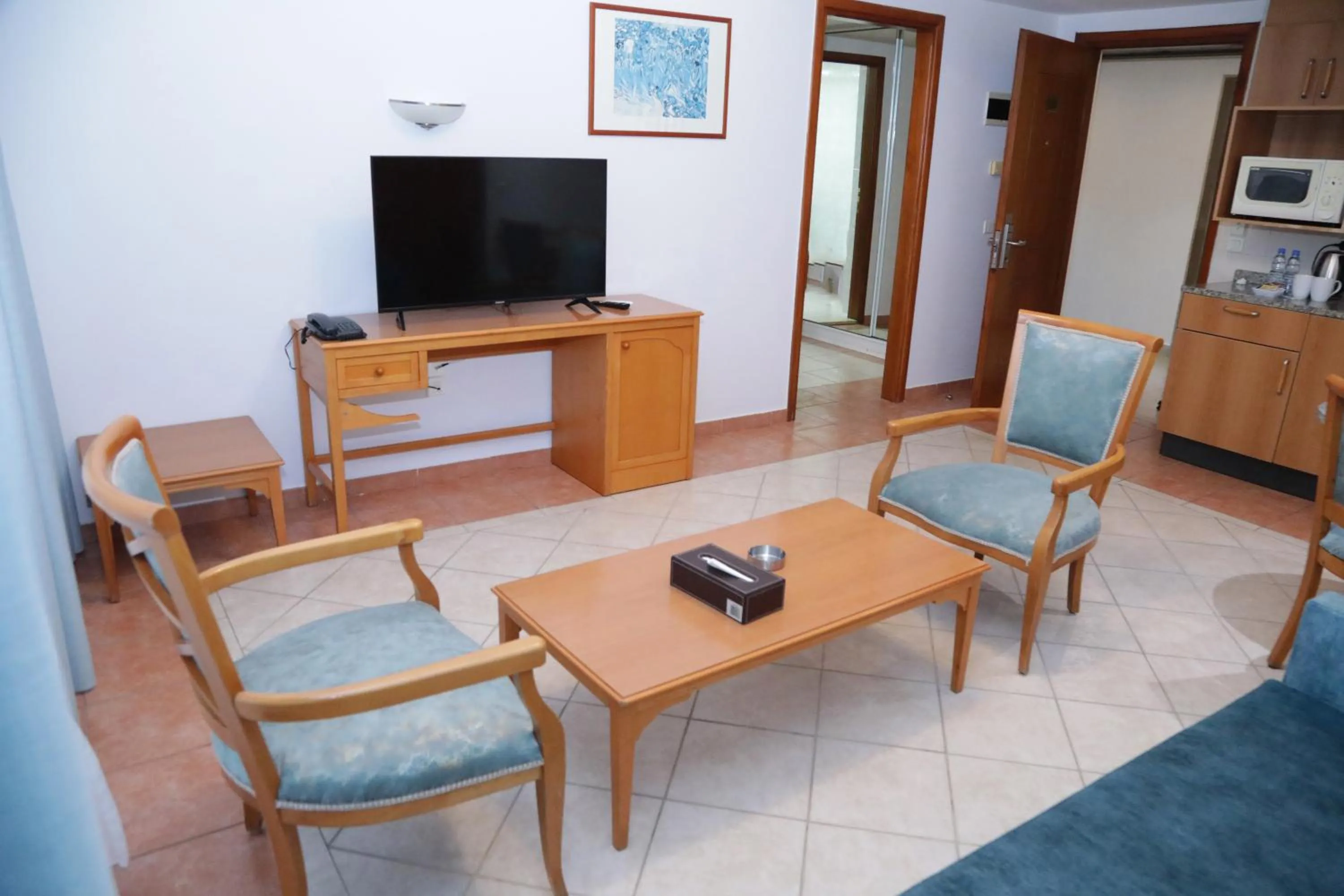 TV and multimedia in El Sheikh Suites Hotel