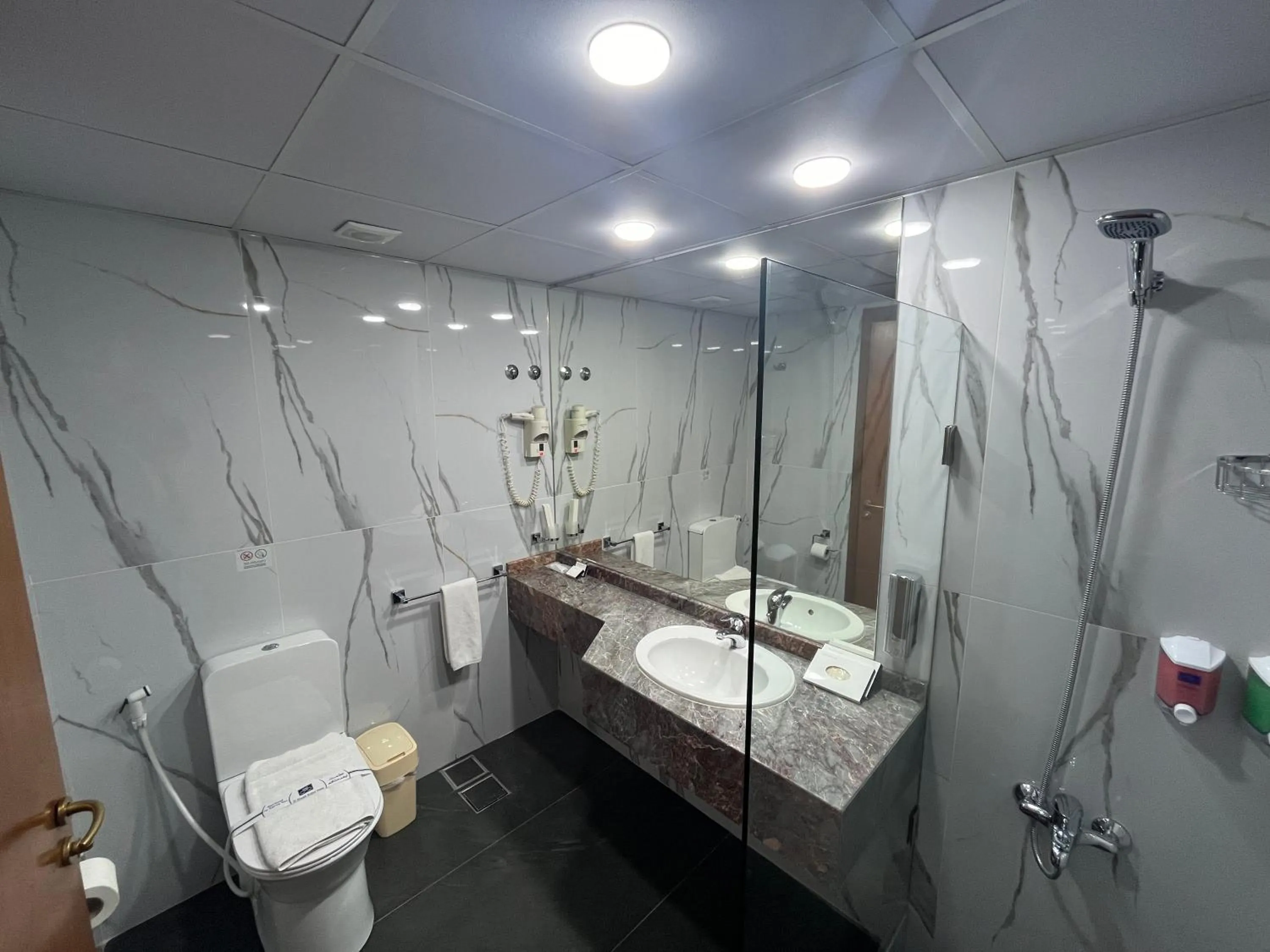 Shower in El Sheikh Suites Hotel