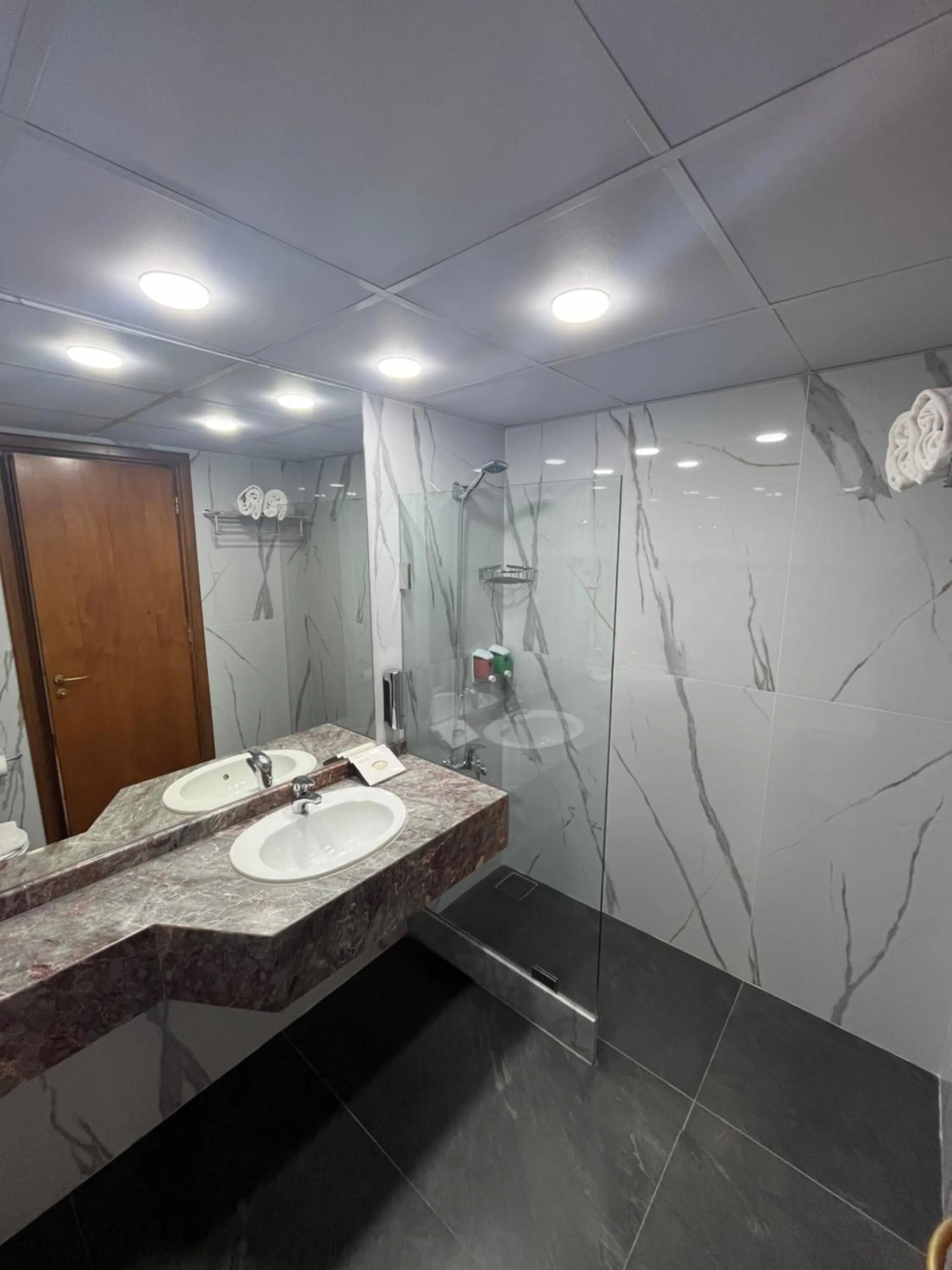 Shower in El Sheikh Suites Hotel