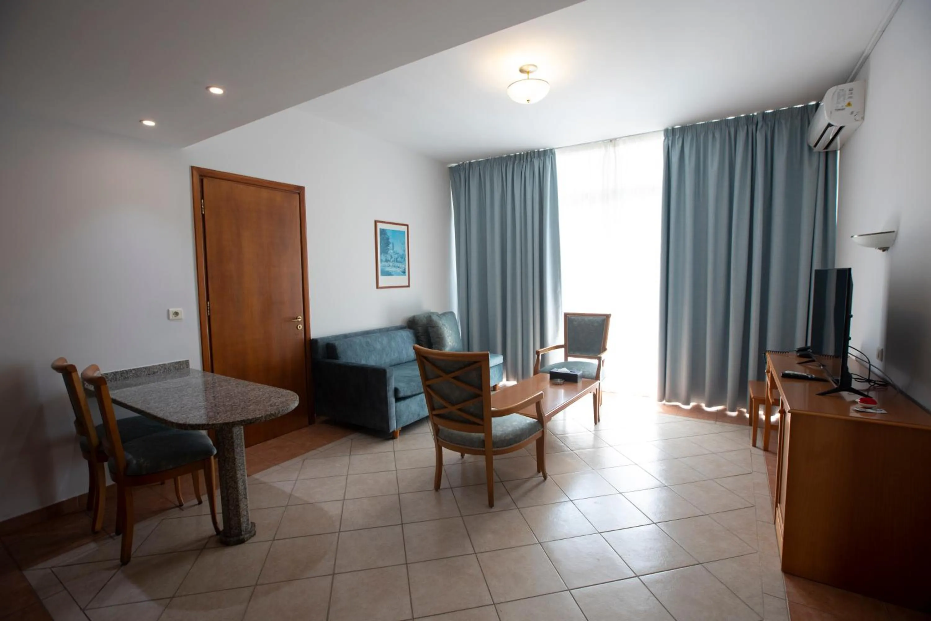 TV and multimedia in El Sheikh Suites Hotel