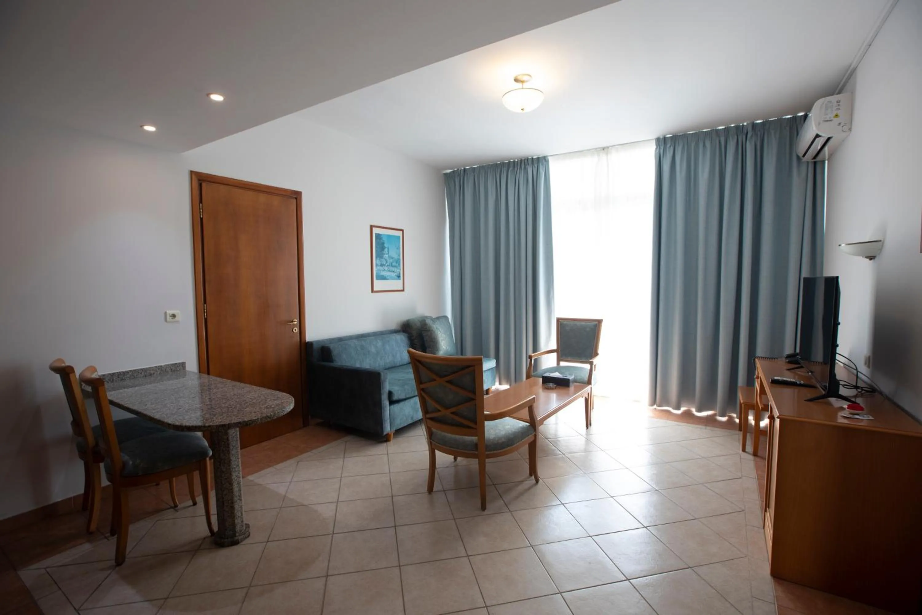 TV and multimedia in El Sheikh Suites Hotel