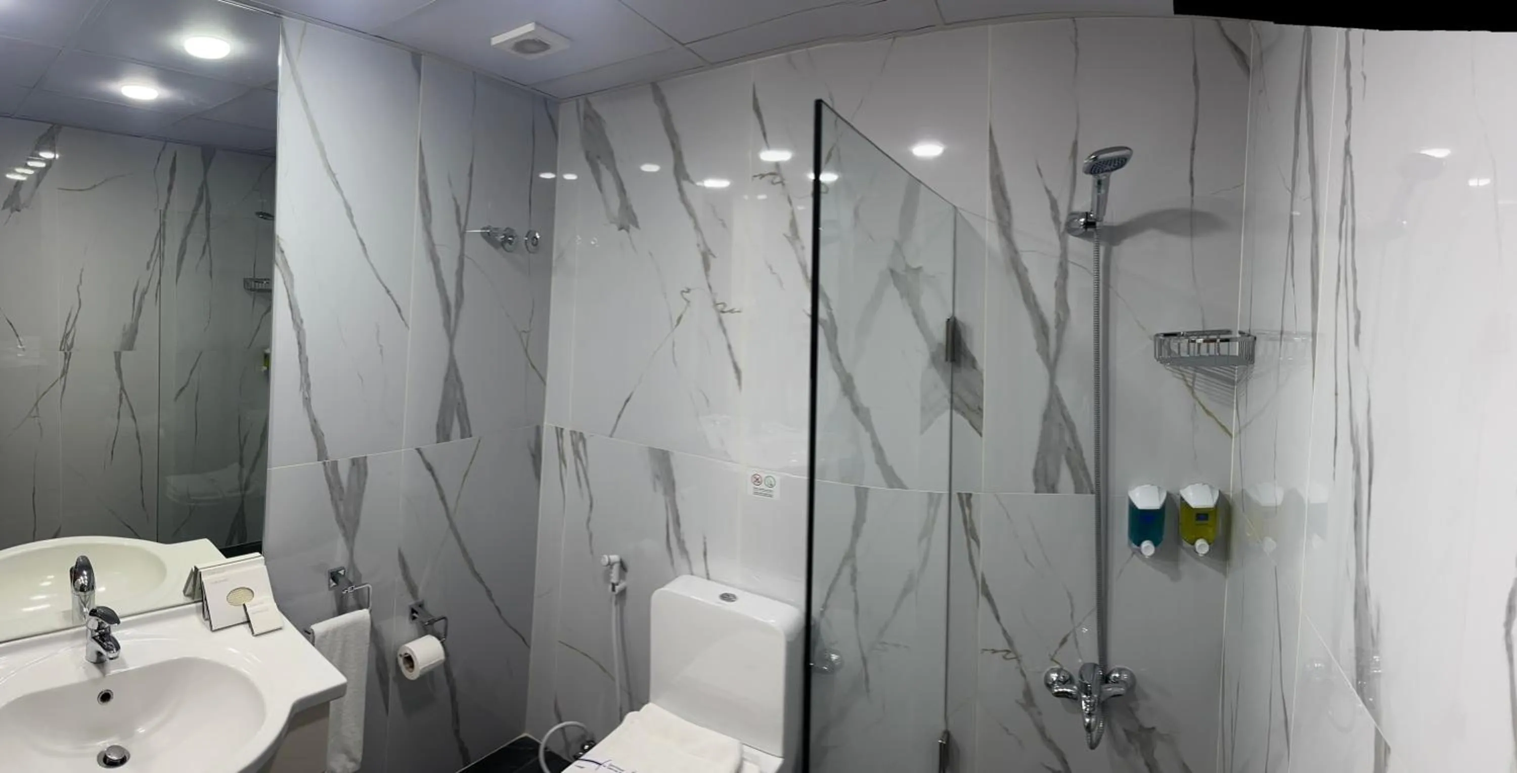 Shower in El Sheikh Suites Hotel