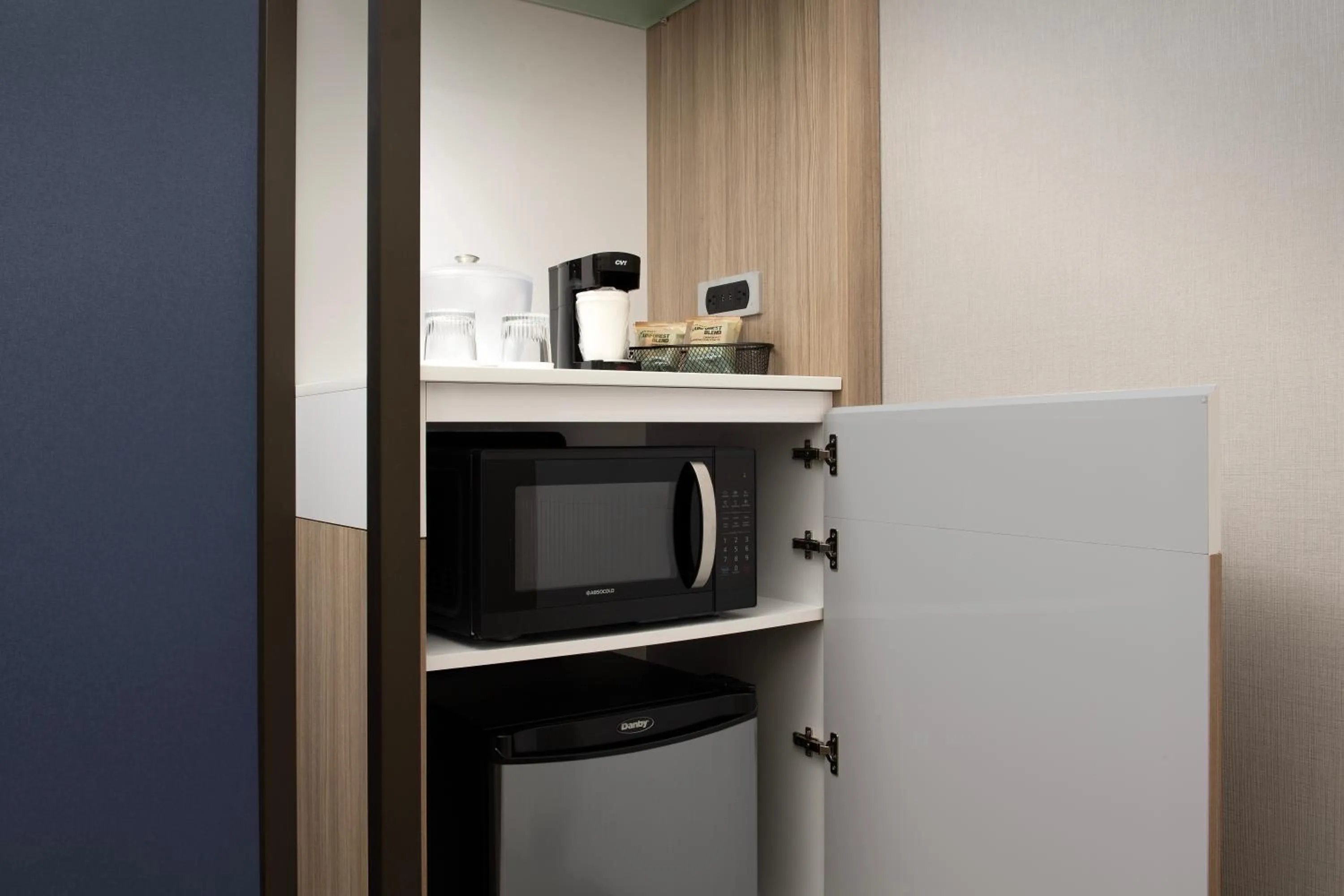 Kitchen or kitchenette in SpringHill Suites by Marriott Fayetteville I-95