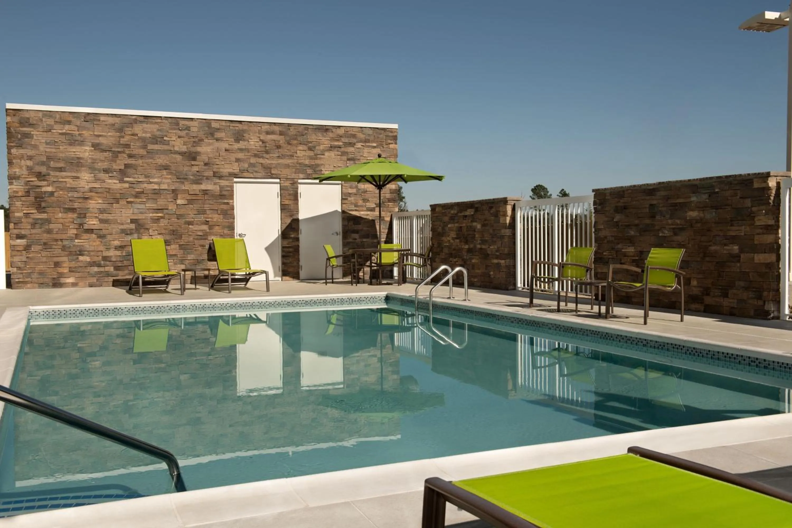 Swimming pool in SpringHill Suites by Marriott Fayetteville I-95