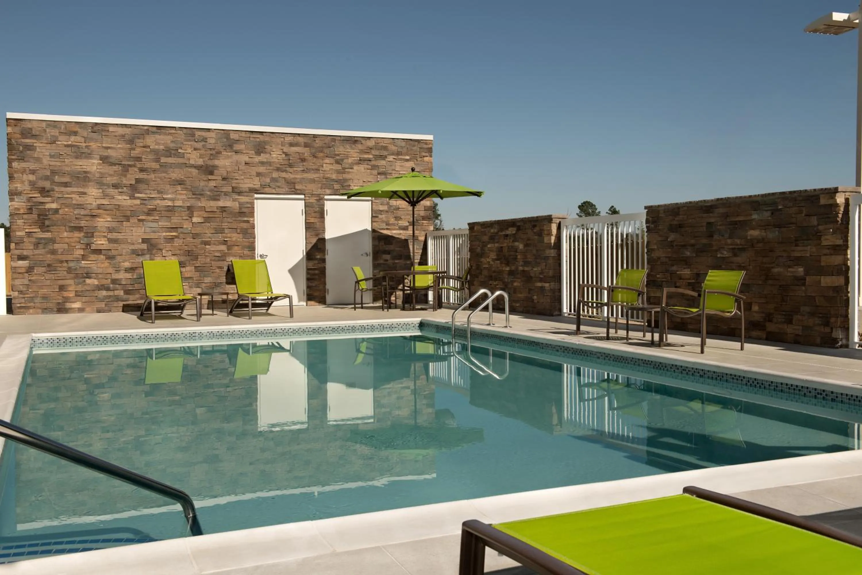 Swimming pool in SpringHill Suites by Marriott Fayetteville I-95