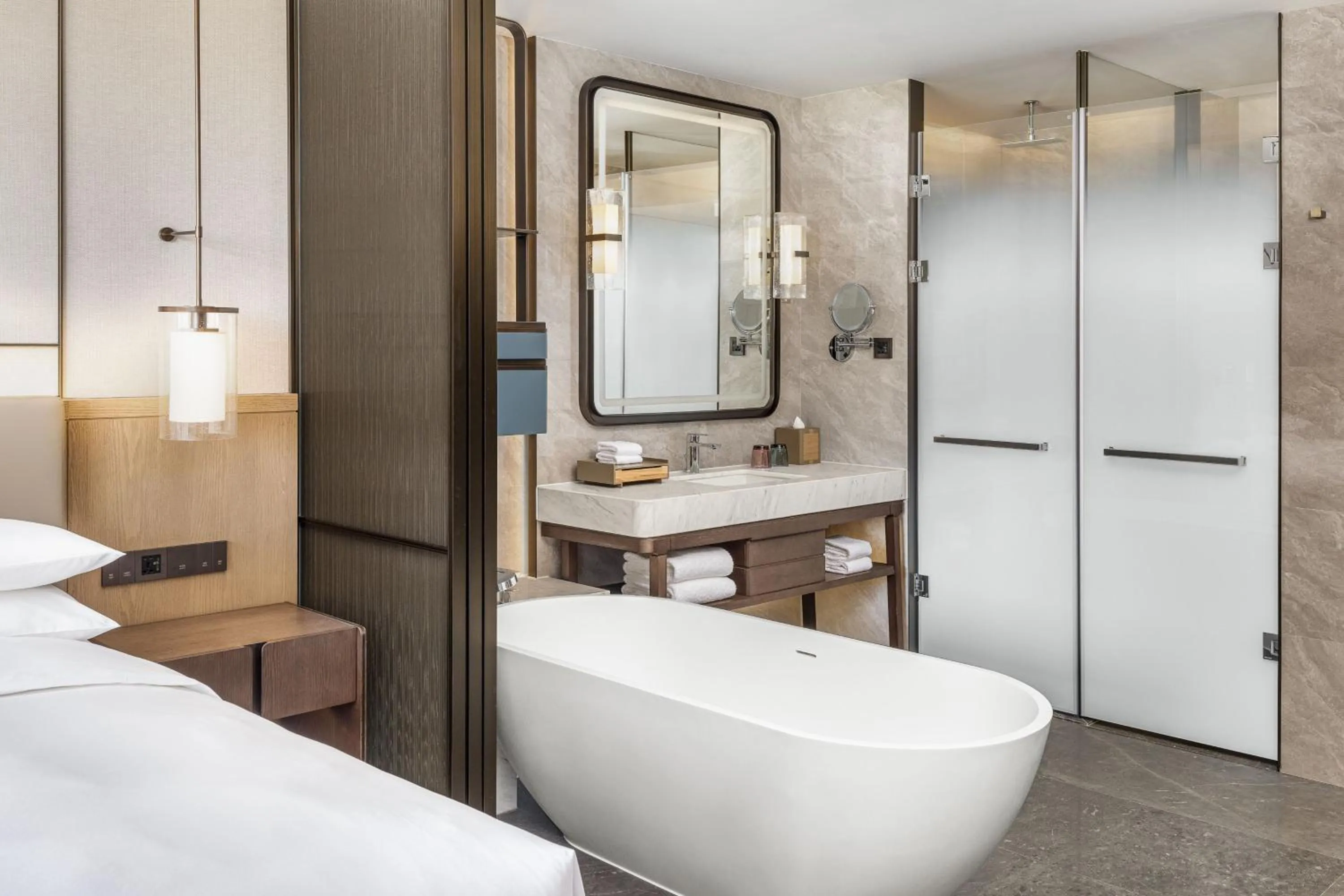 Bathroom, Bed in Shaoxing Marriott Hotel Shangyu