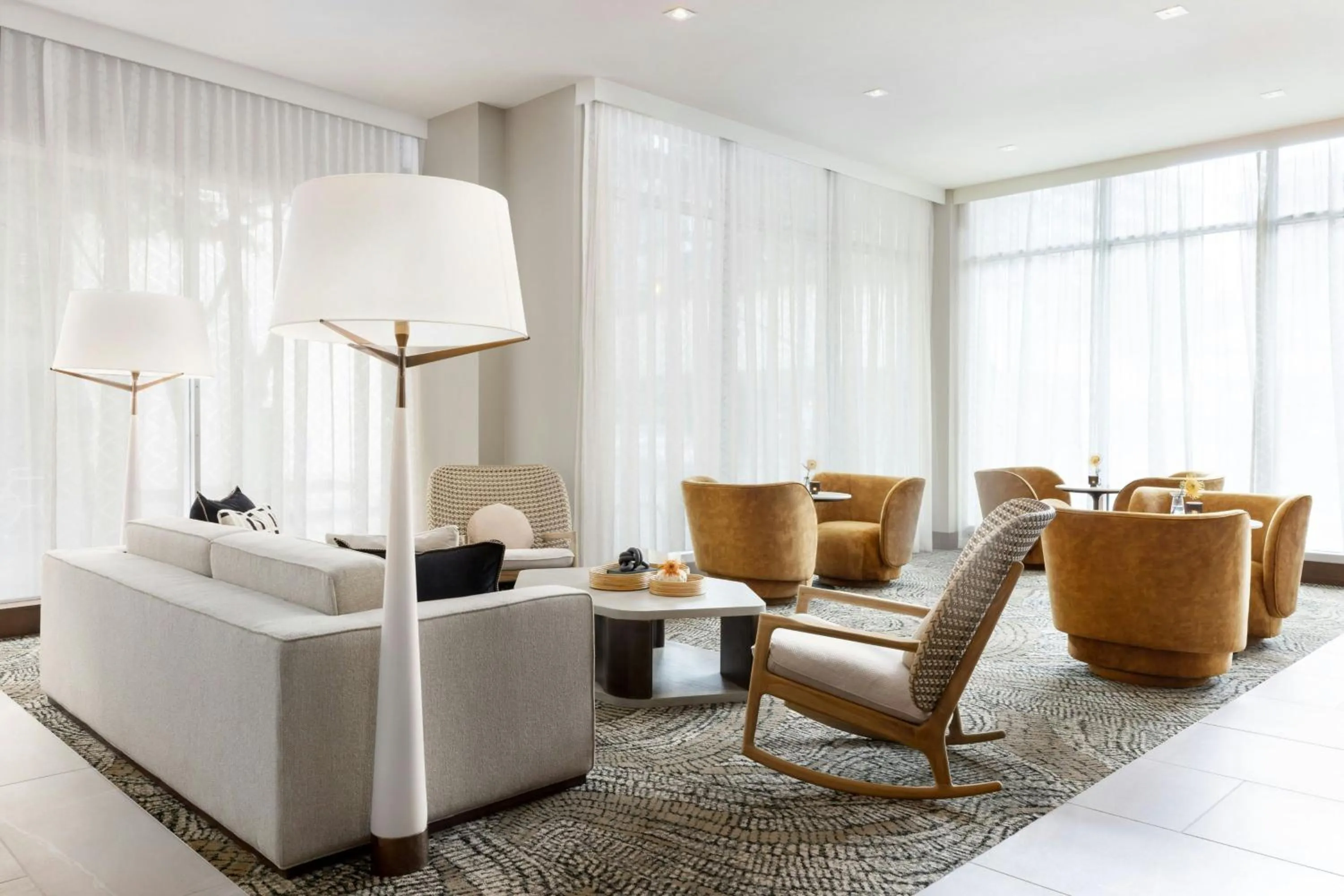 Lounge or bar in AC Hotel by Marriott Honolulu