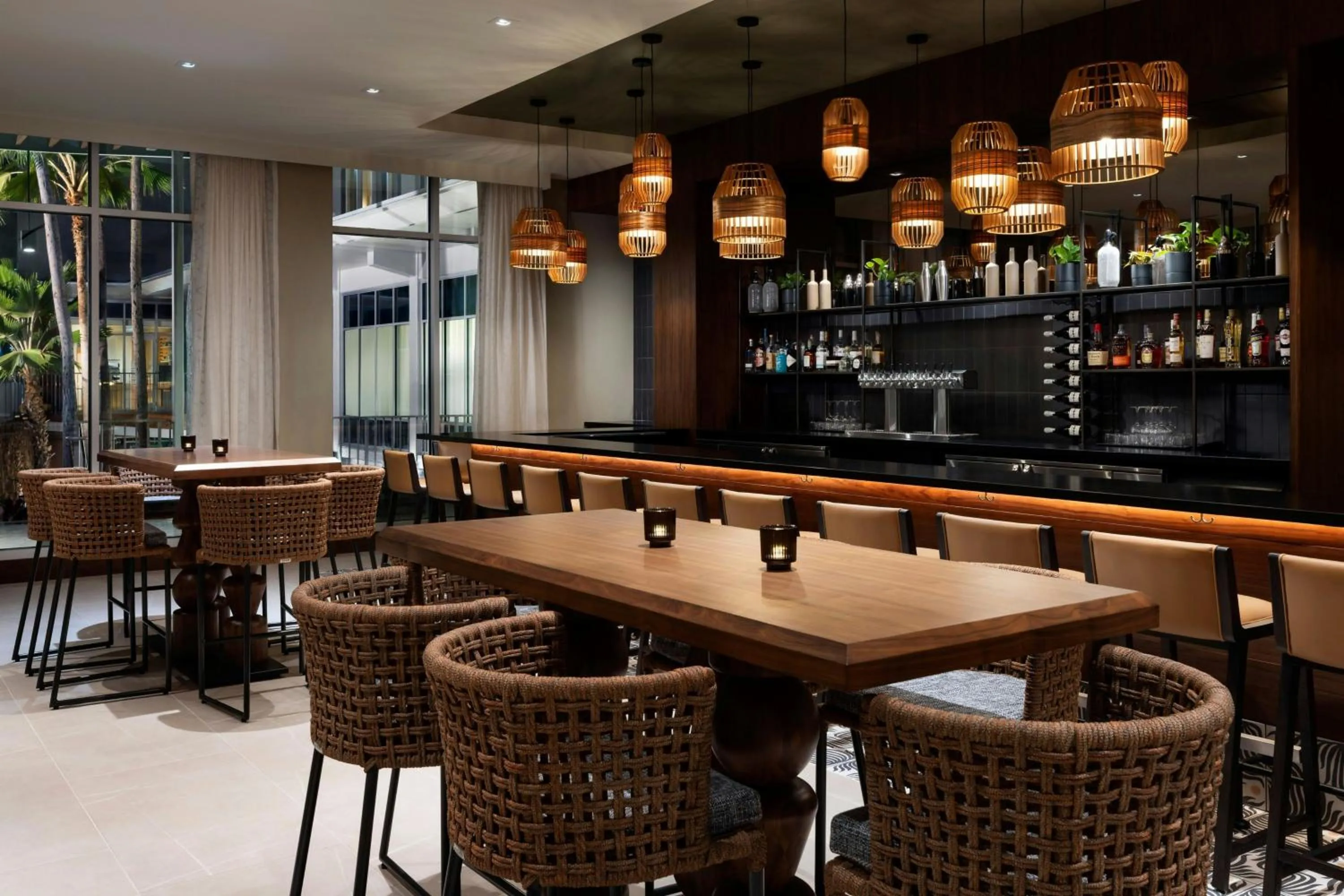 Lounge or bar in AC Hotel by Marriott Honolulu