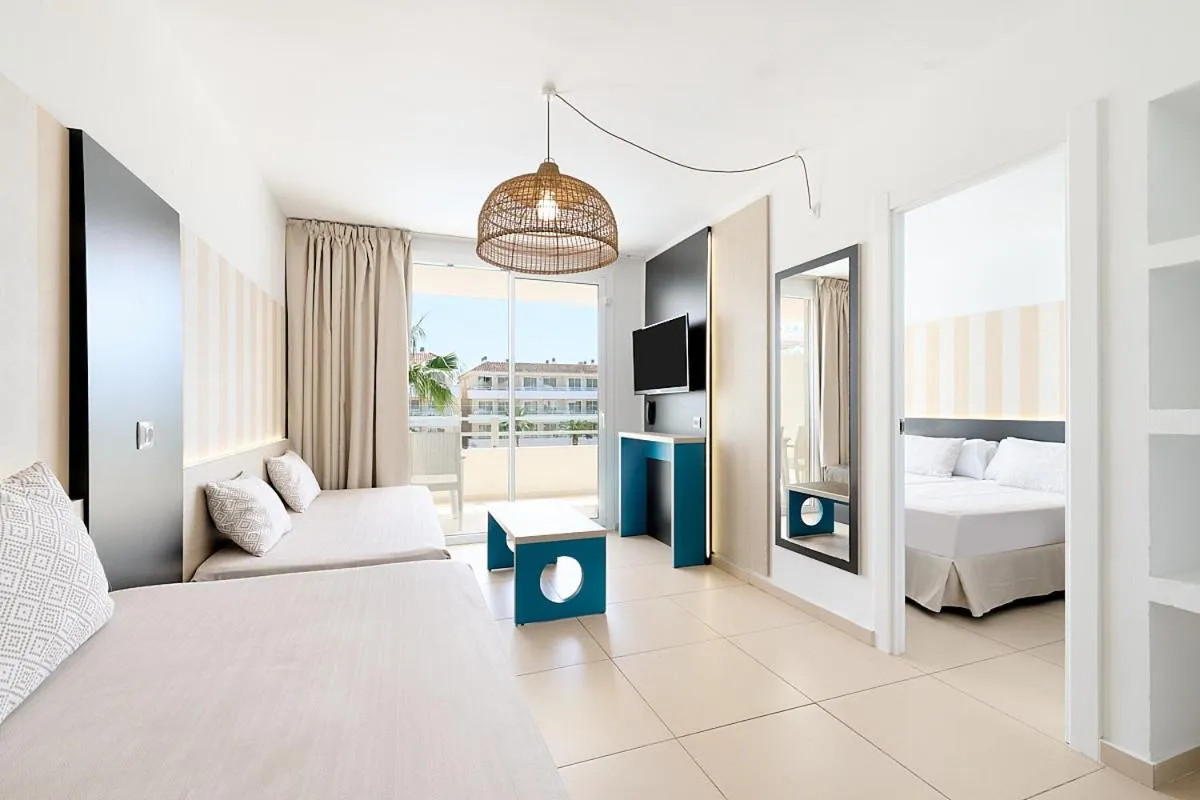 Living room, Bed in FERGUS Club Mallorca Waterpark