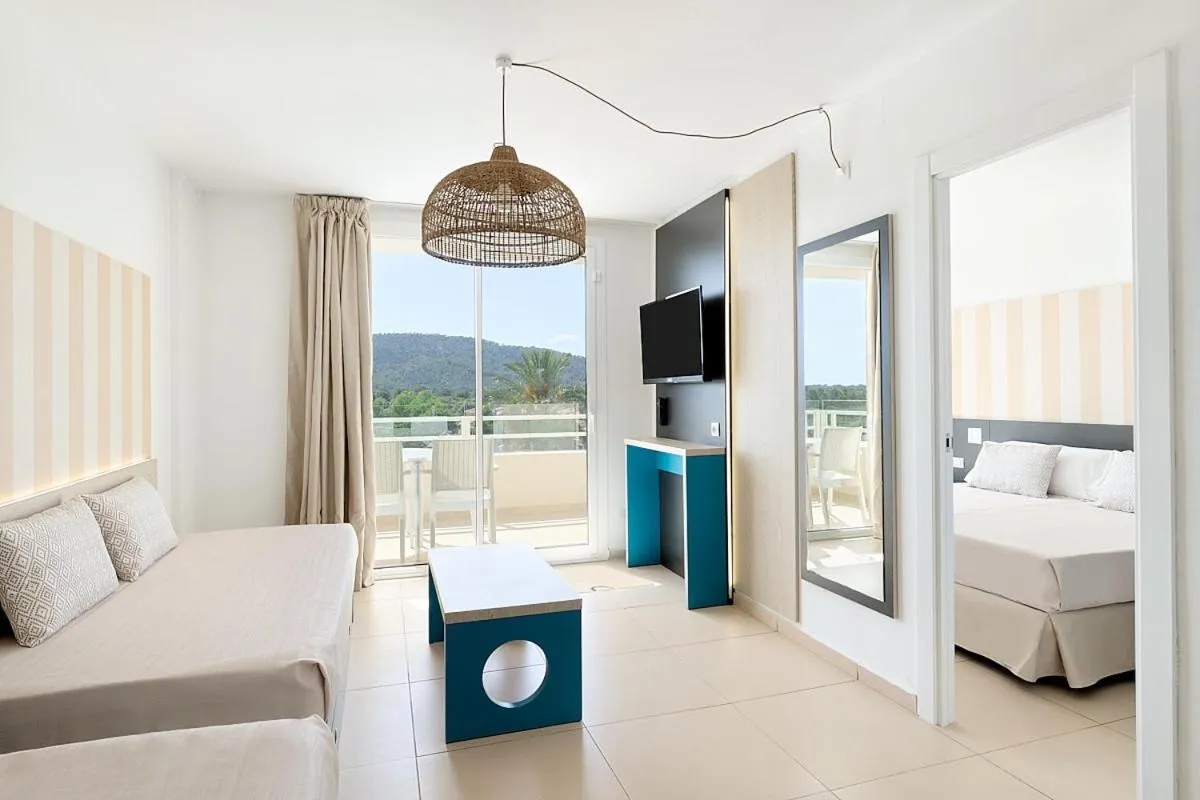 Living room, Bed in FERGUS Club Mallorca Waterpark