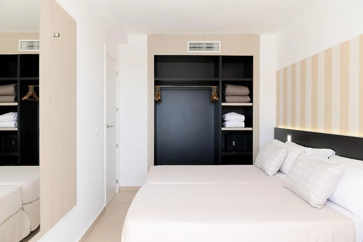 Bedroom, Bed in FERGUS Club Mallorca Waterpark