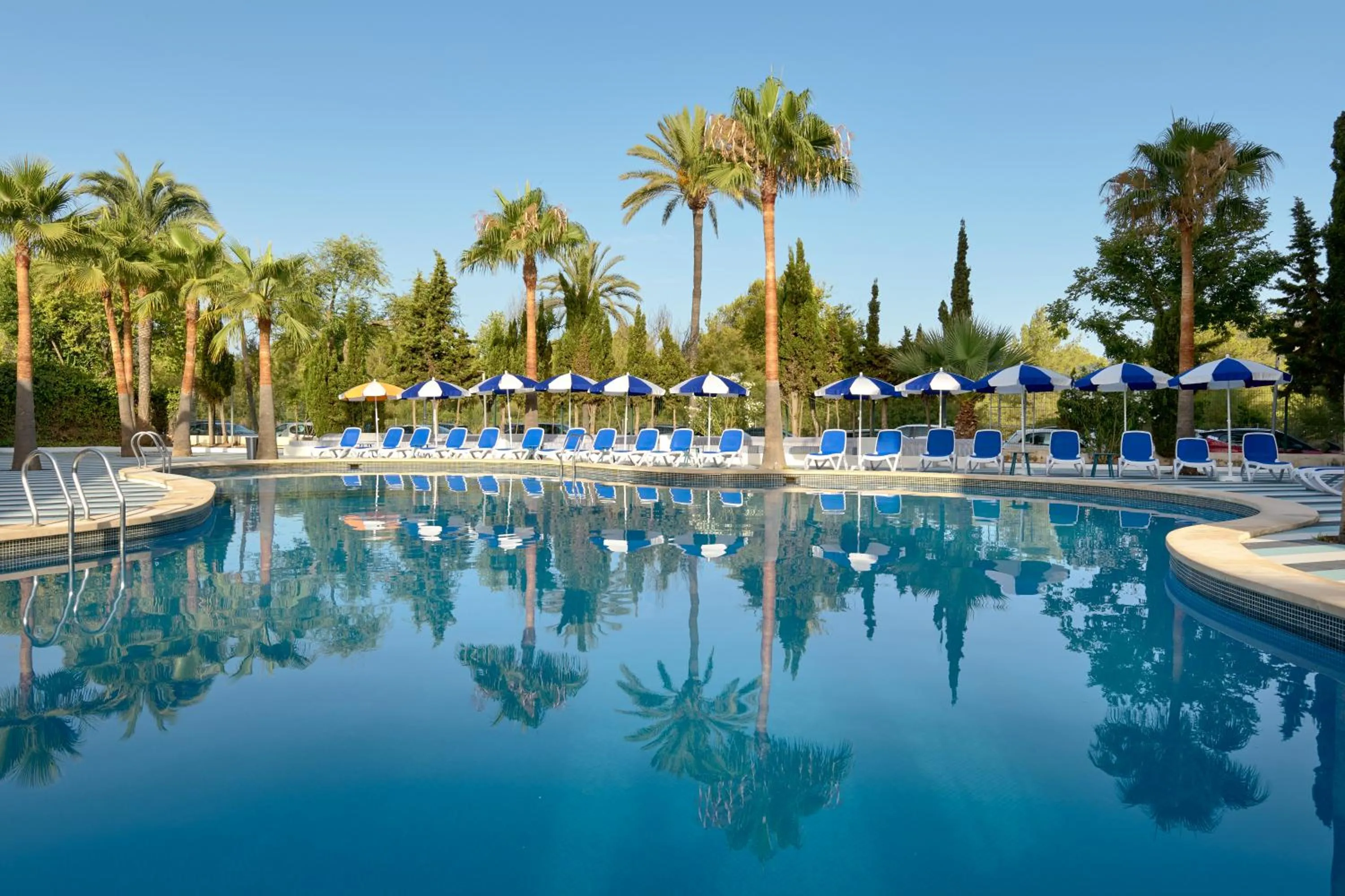 Swimming pool in tent Mojito Suites