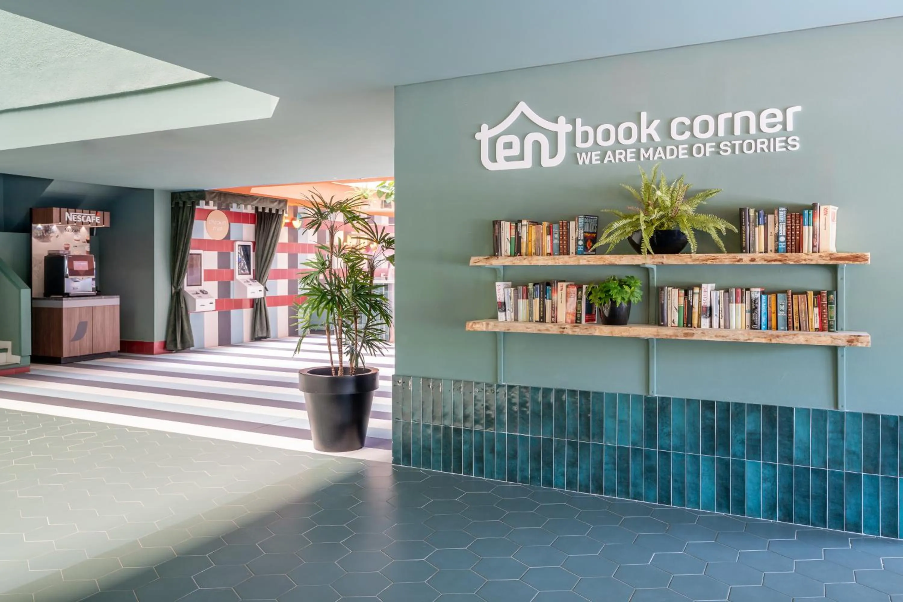 Library in tent Mojito Suites