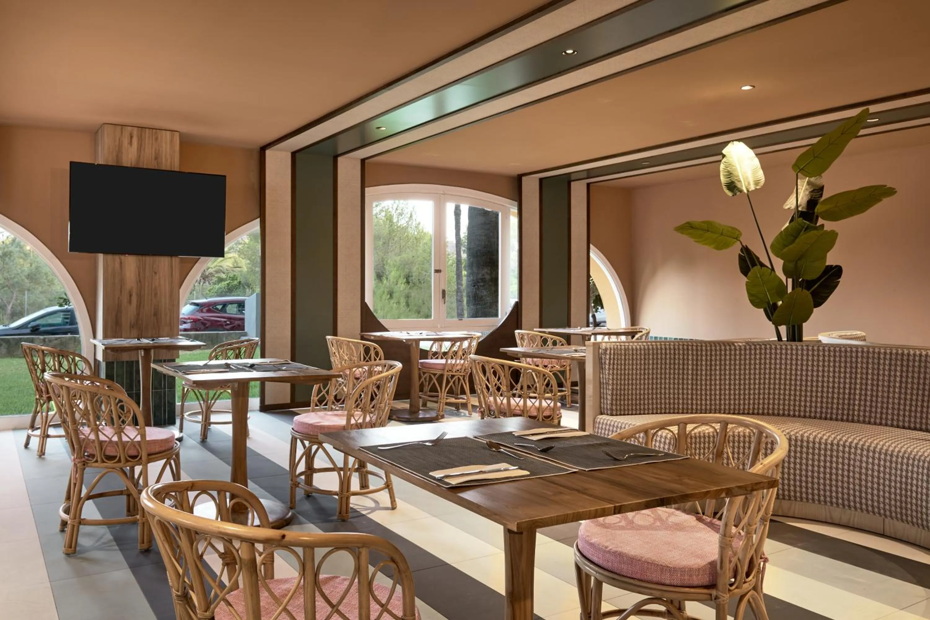 Communal lounge/ TV room in tent Mojito Suites