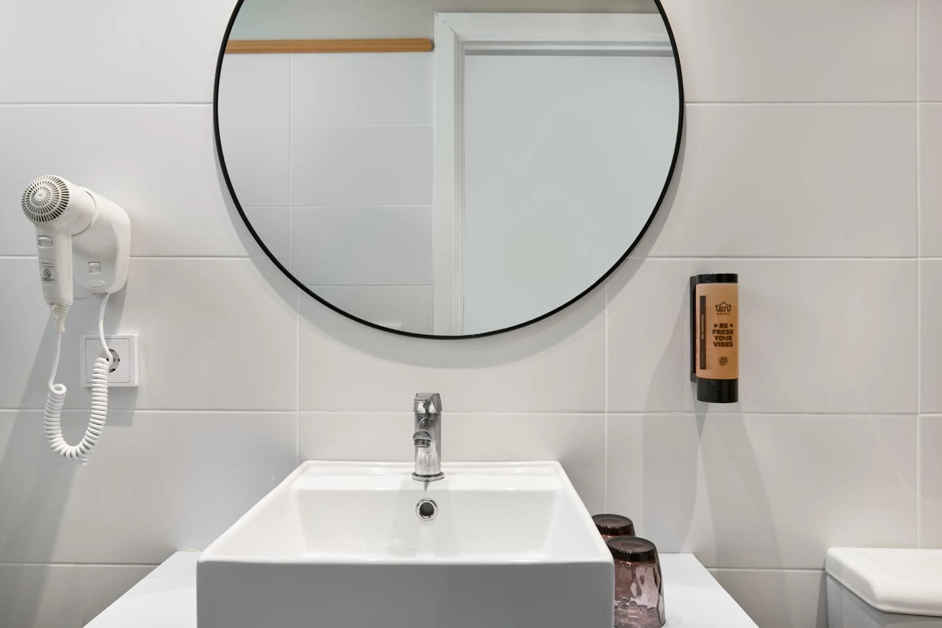 Bathroom in tent Mojito Suites