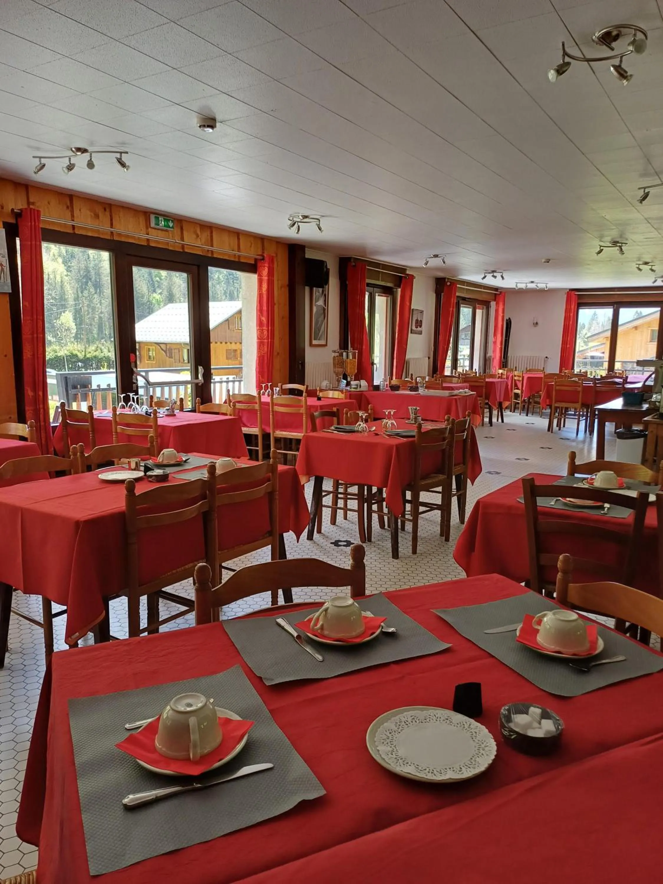 Restaurant/places to eat in Hotel et centre de vacances Le Choucas