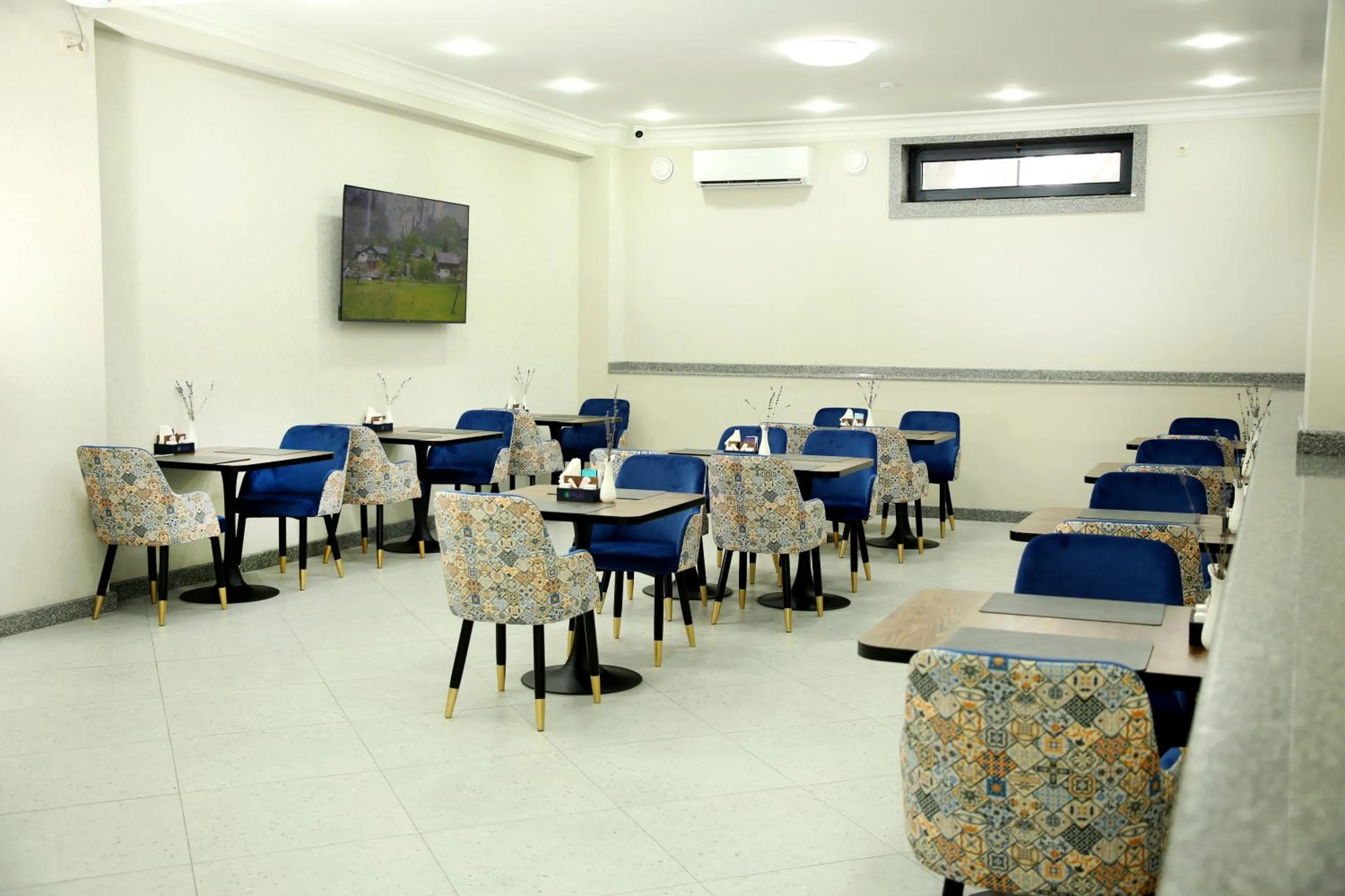 Restaurant/places to eat in Parklane Hotel