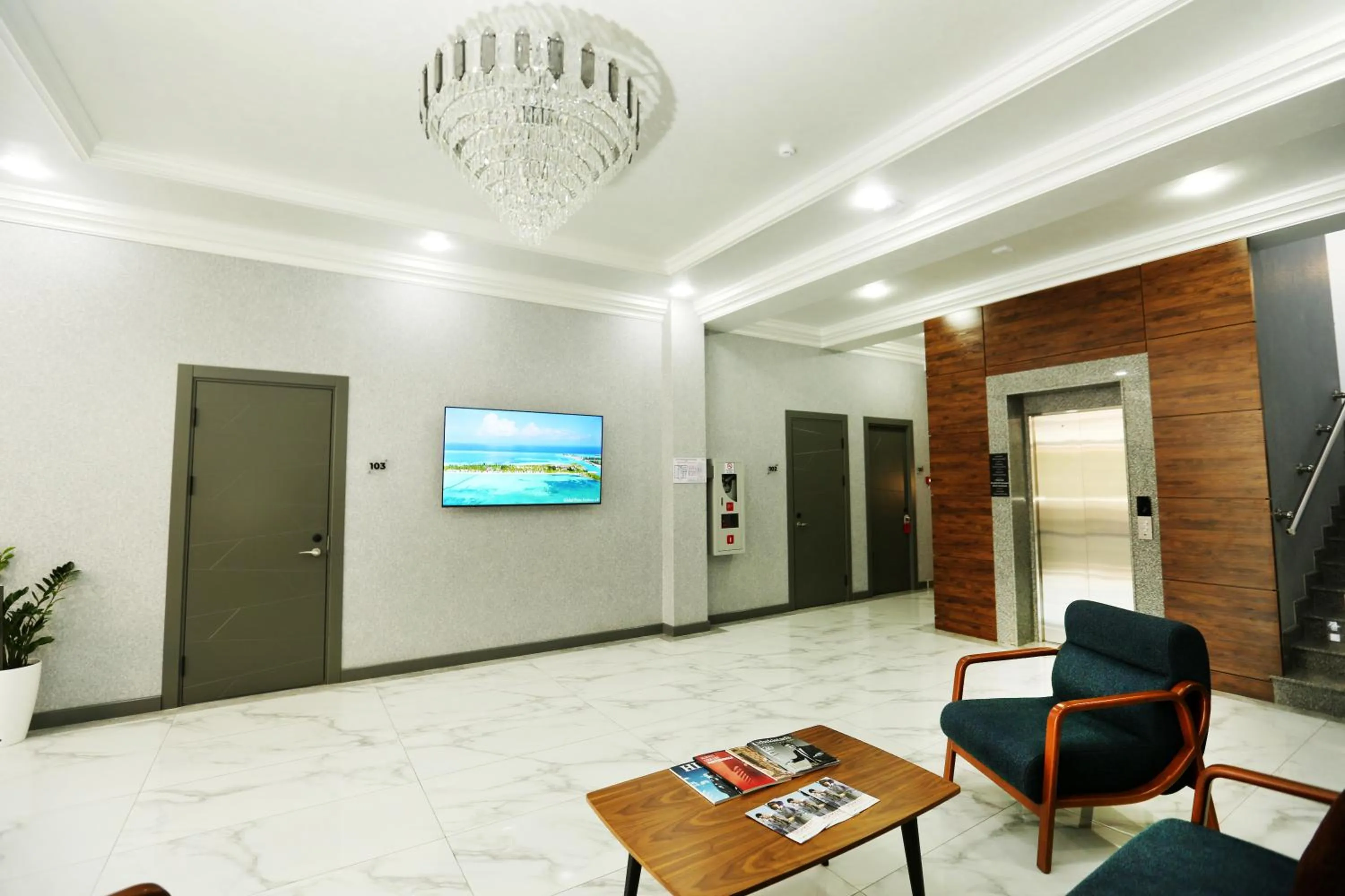 Communal lounge/ TV room in Parklane Hotel