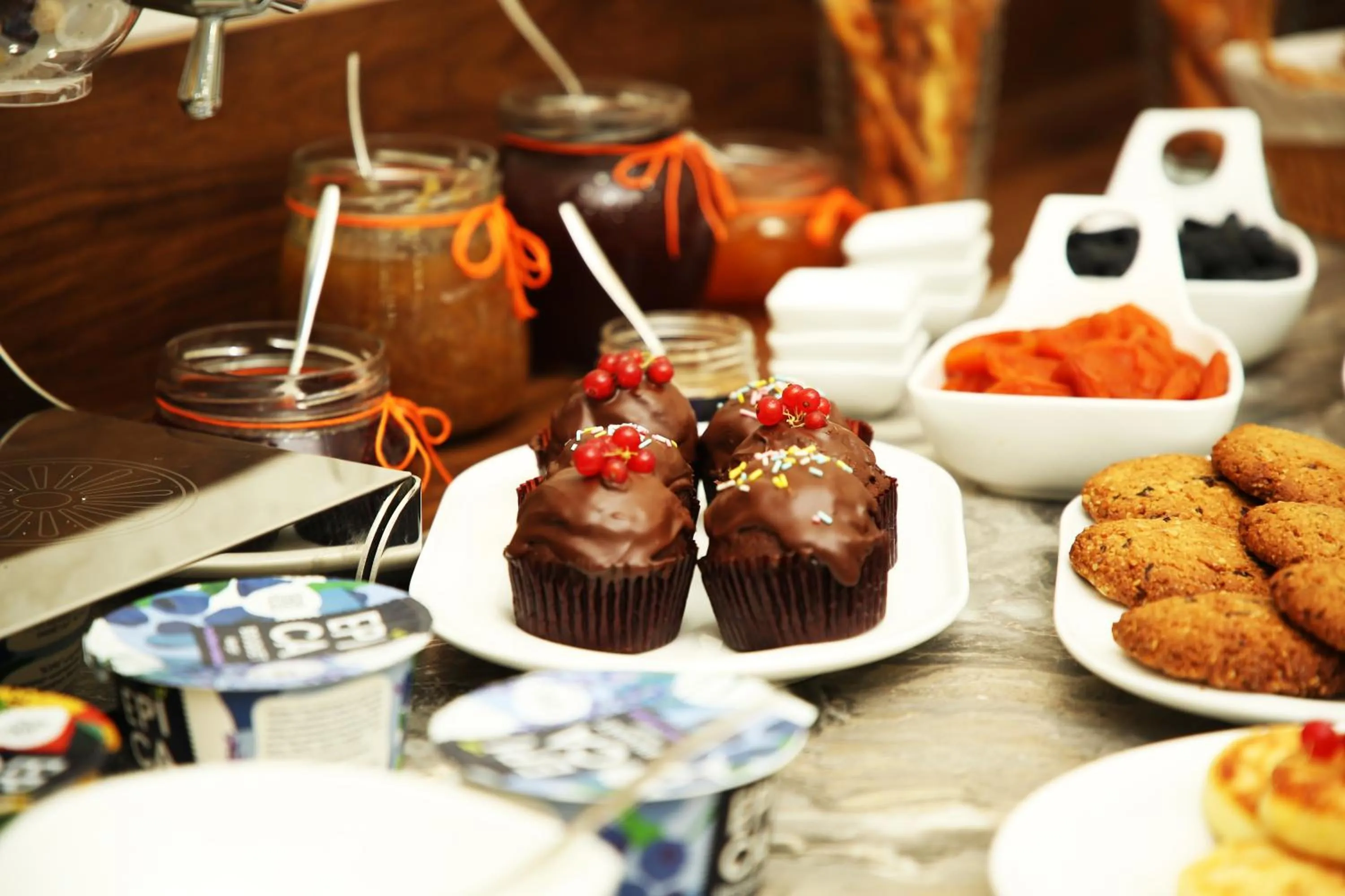 Restaurant/places to eat in Parklane Hotel