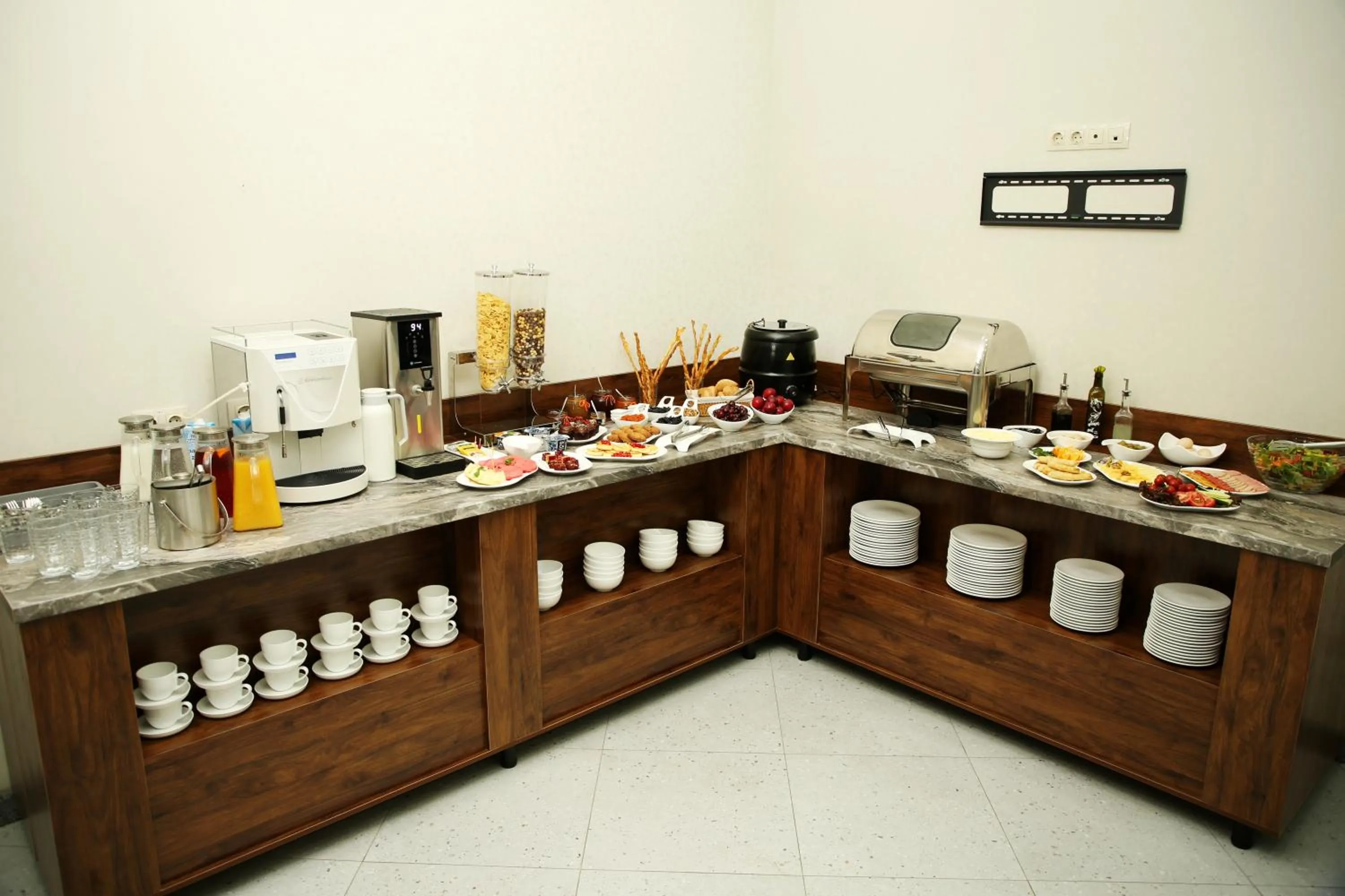 Restaurant/places to eat in Parklane Hotel