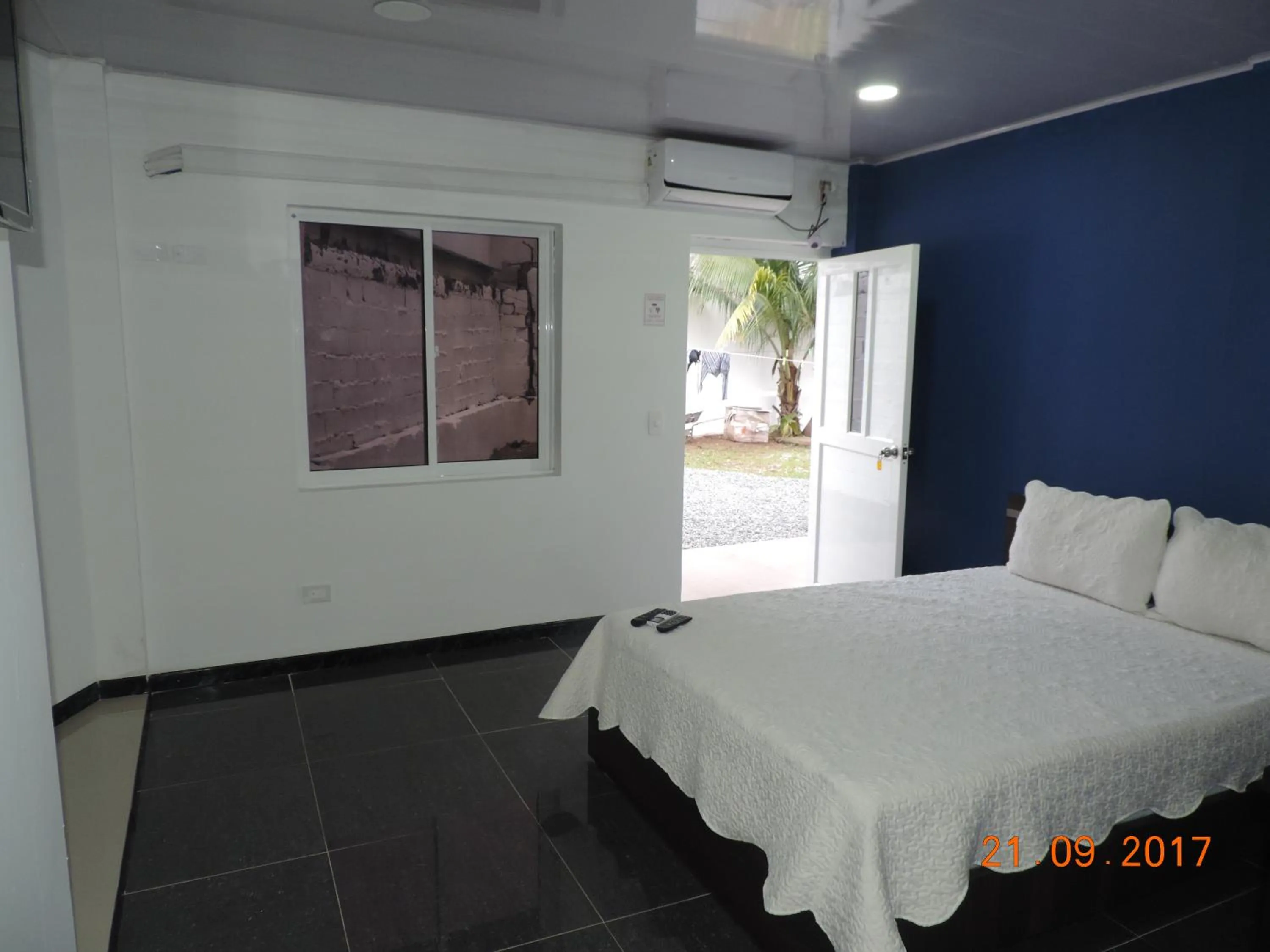 Shower, Bed in Villa Sarie Bay