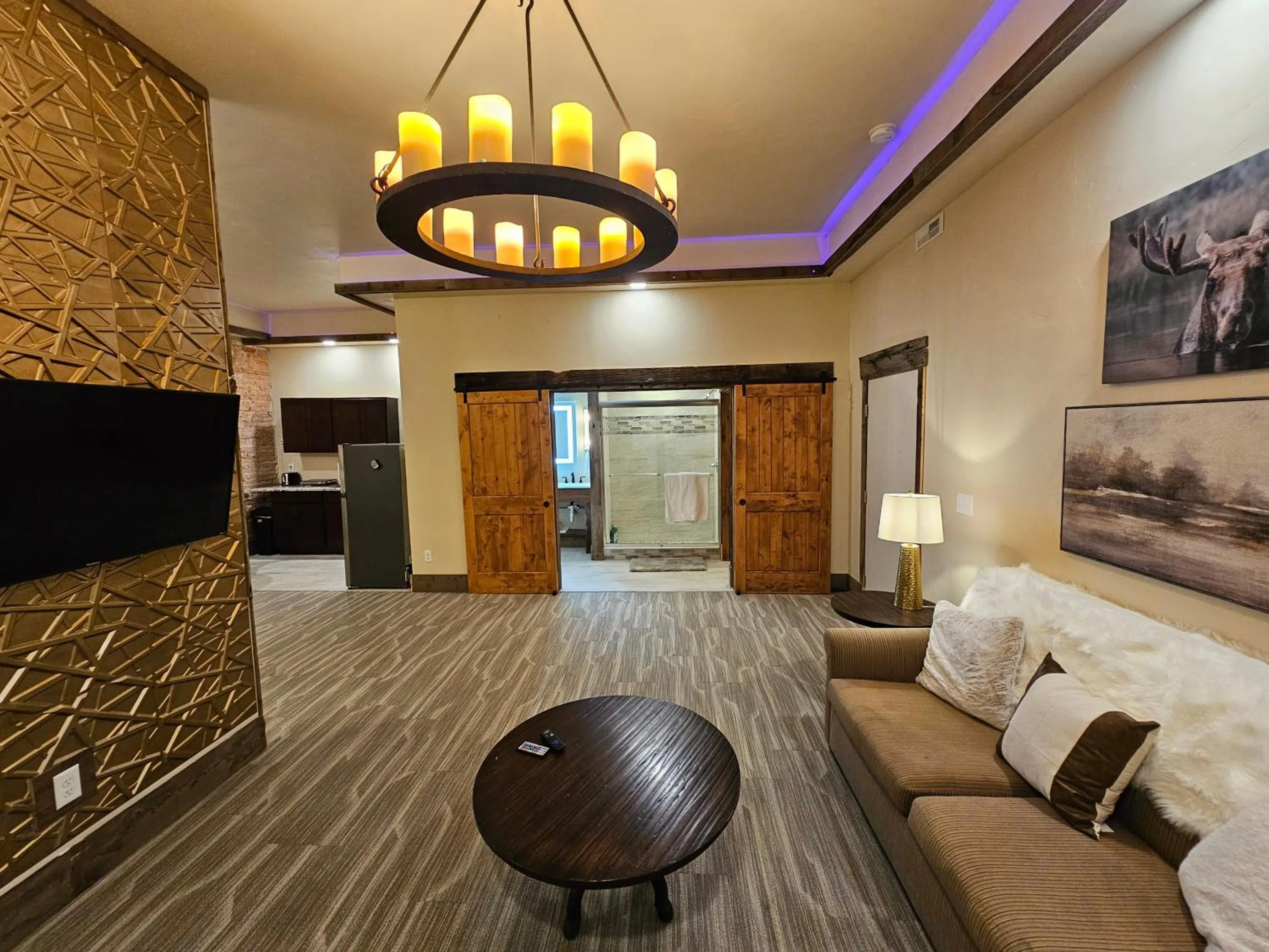 Living room, Bed in Eaglescape Suites and Event Center