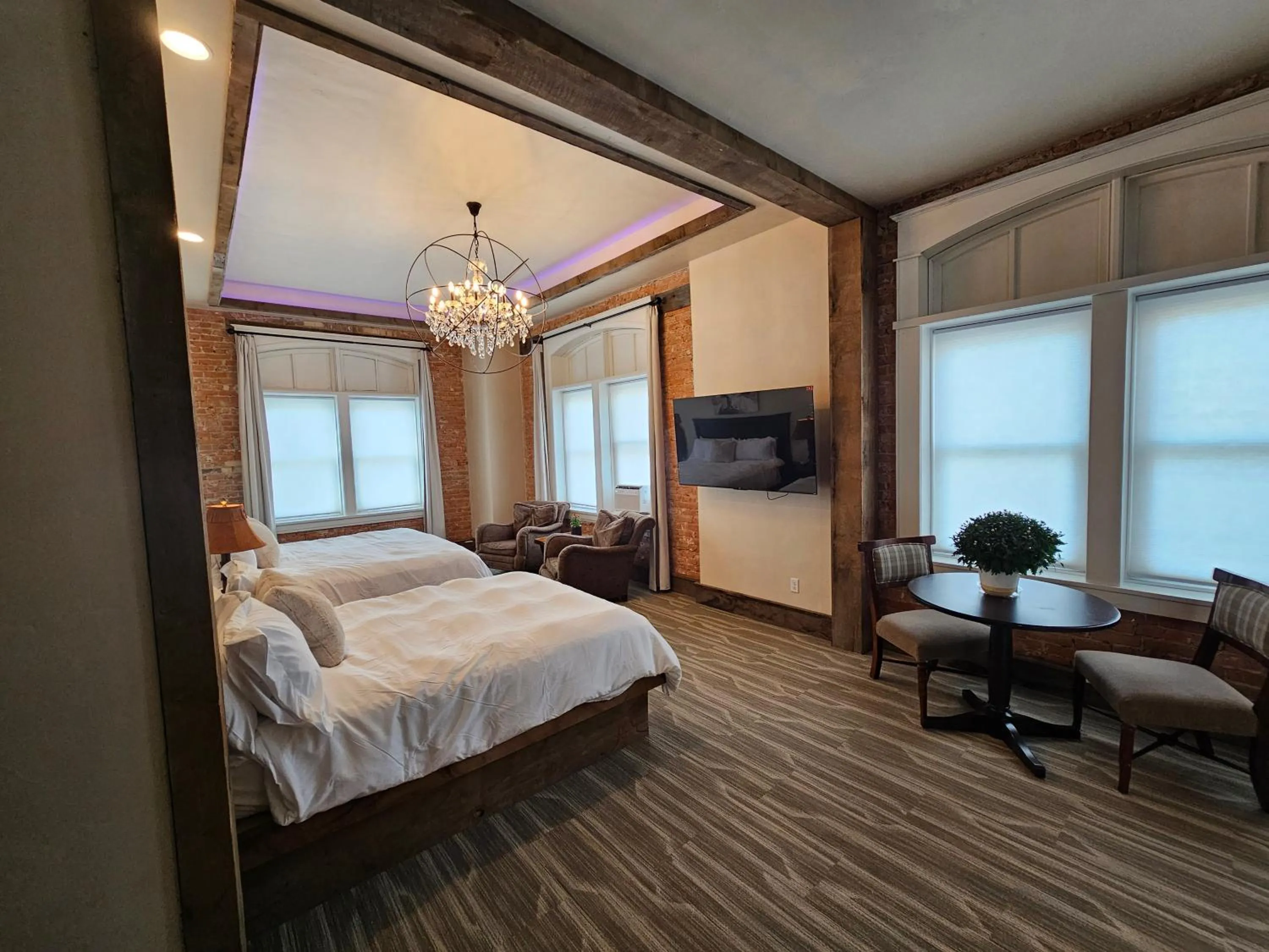Living room, Bed in Eaglescape Suites and Event Center
