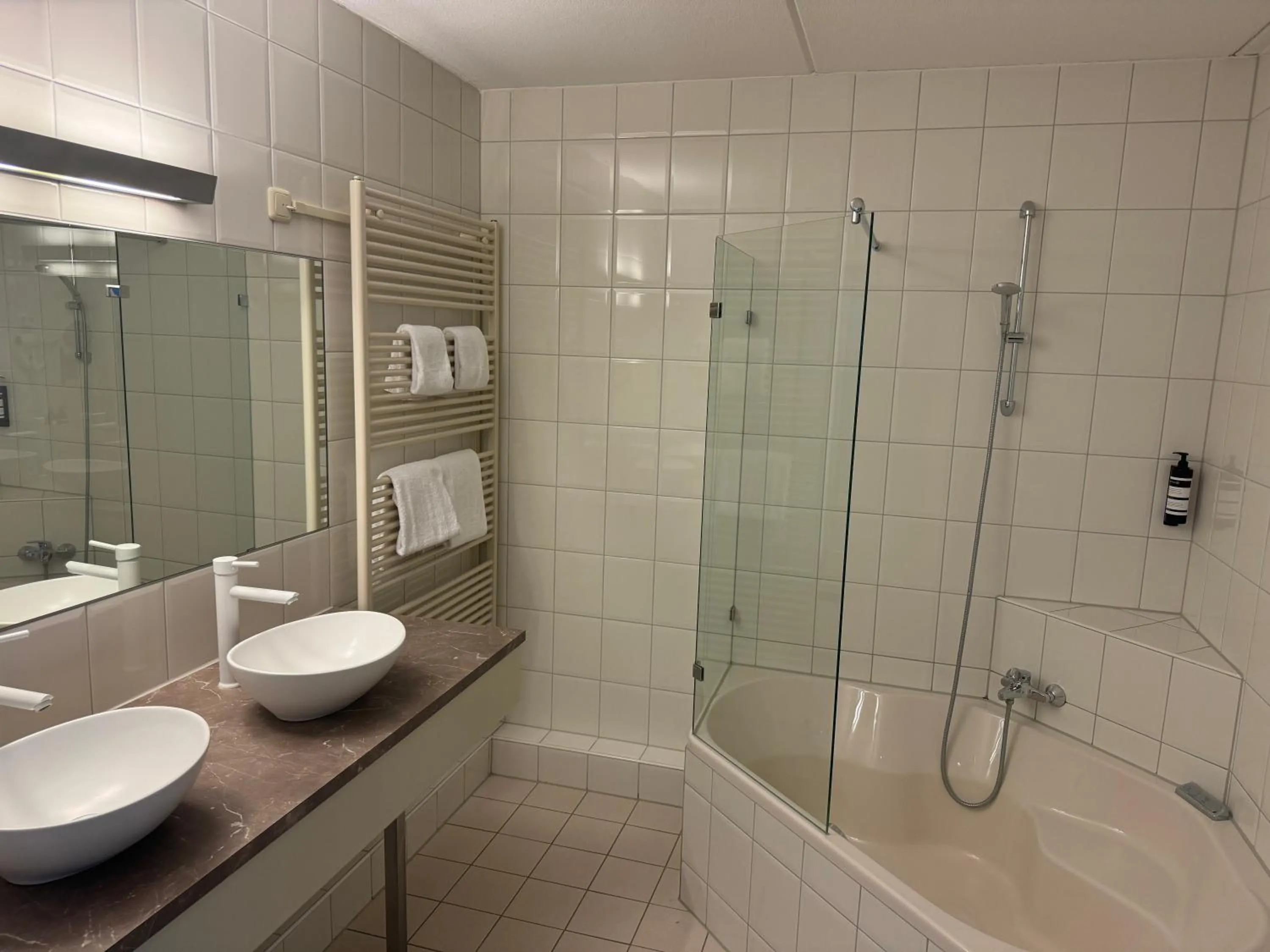 Bathroom in Hampshire Hotel - Avenarius