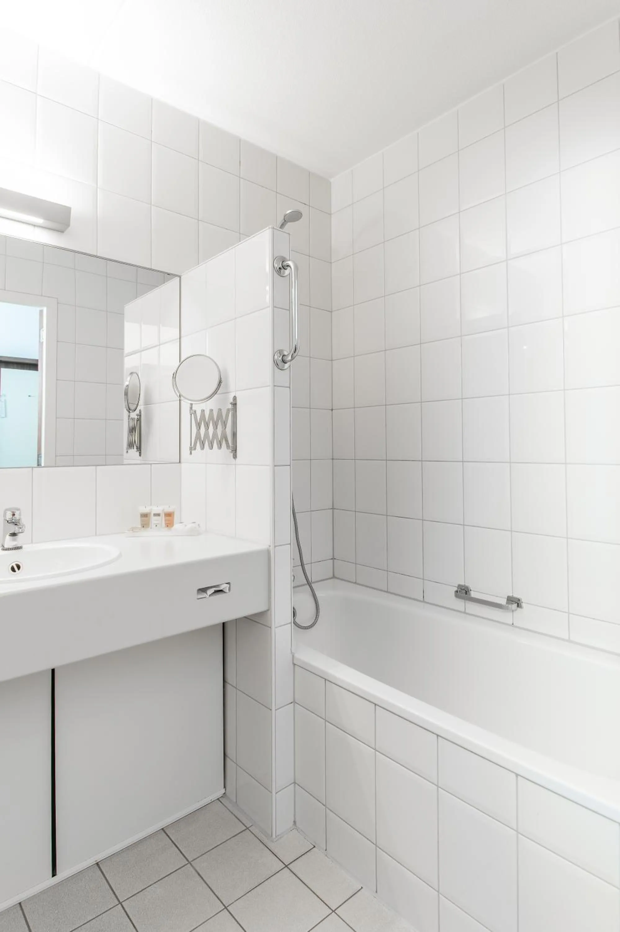 Bathroom in Hampshire Hotel - Avenarius