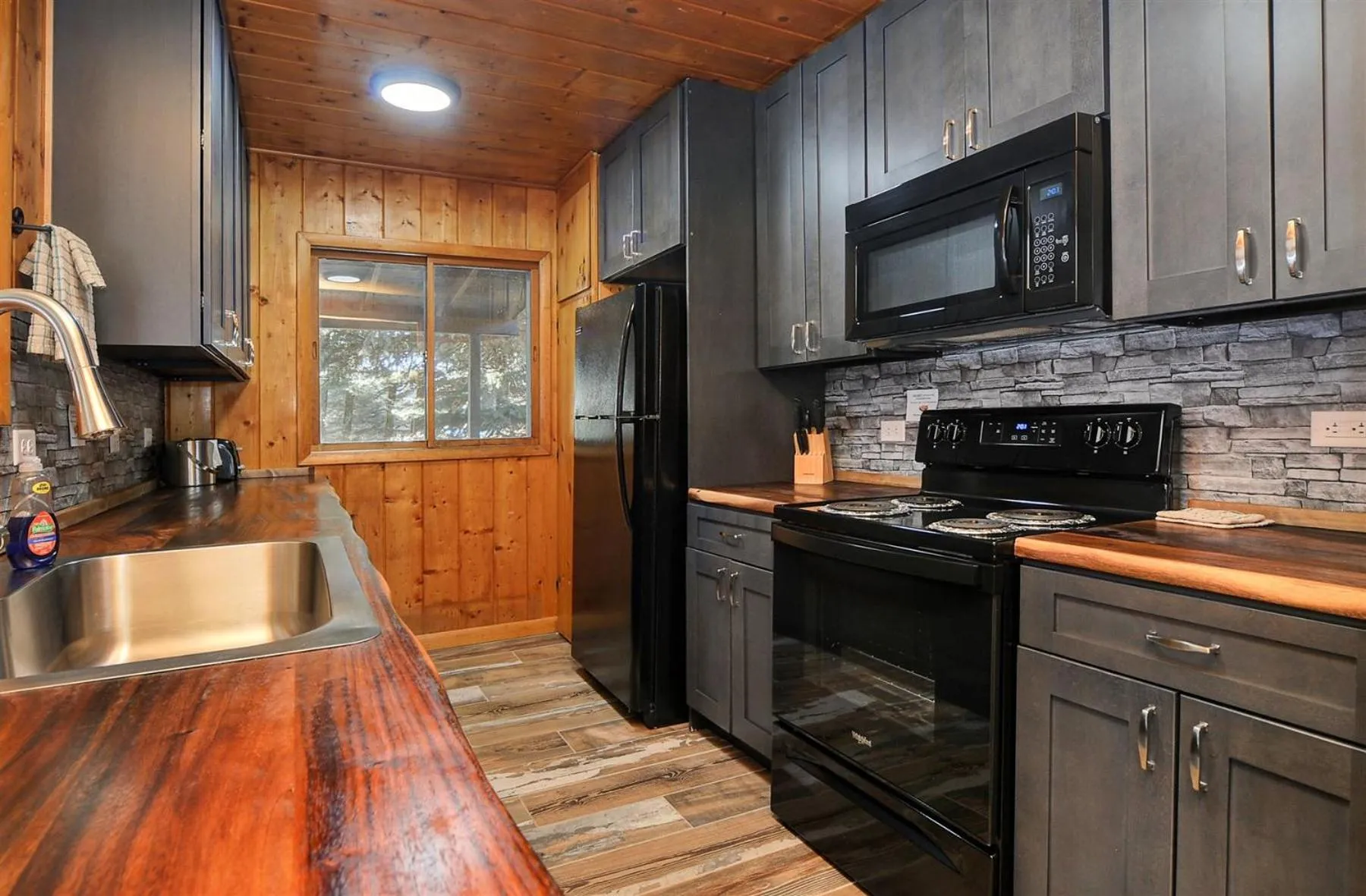 Kitchen or kitchenette in Vista Court Cabins & Lodge