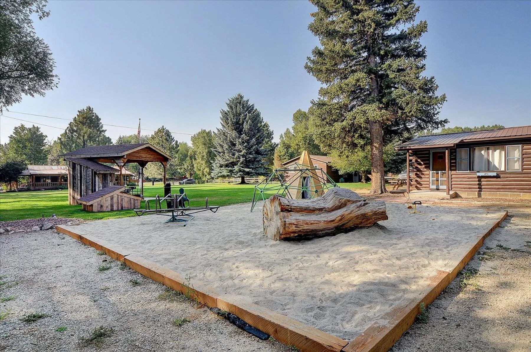 Children play ground in Vista Court Cabins & Lodge