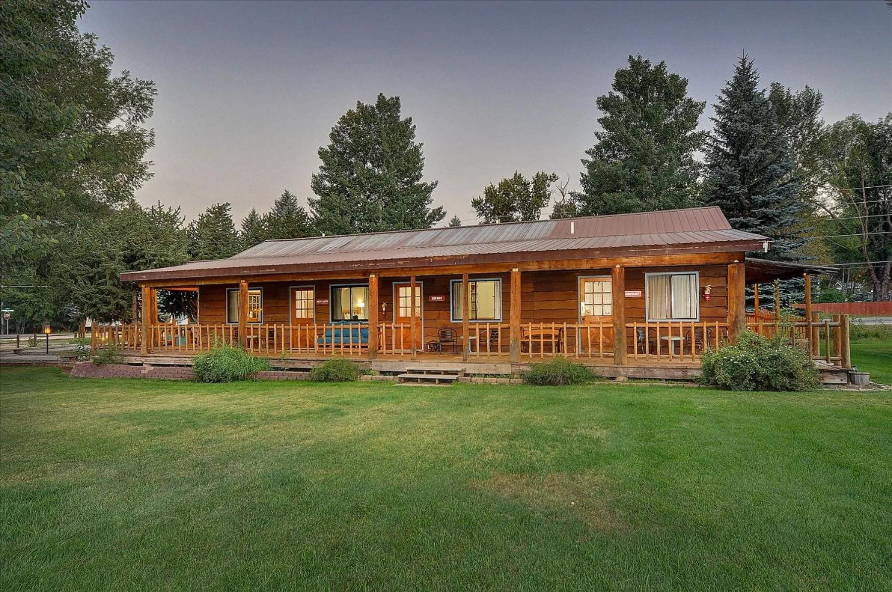 Property building in Vista Court Cabins & Lodge