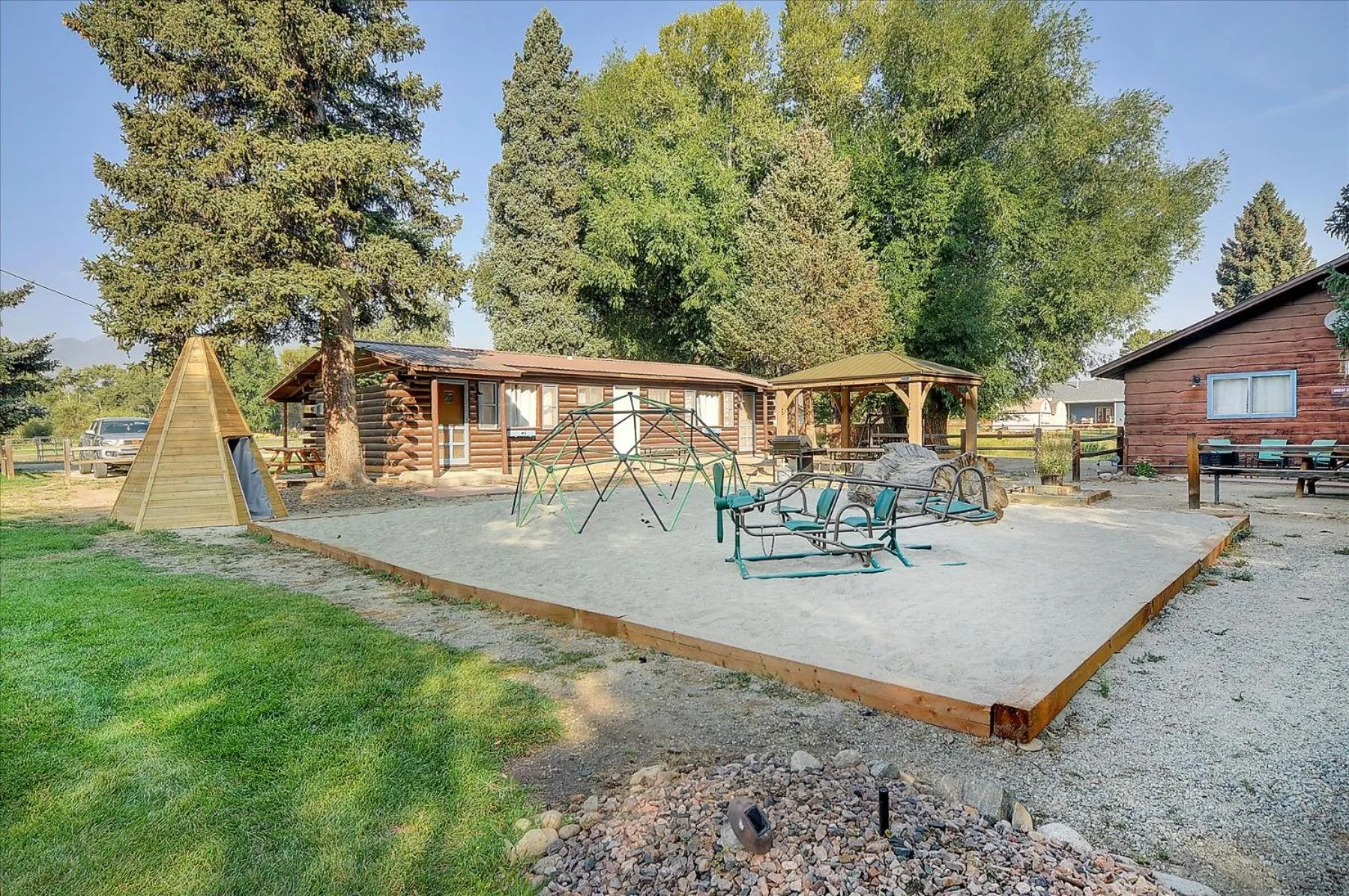 Children play ground in Vista Court Cabins & Lodge