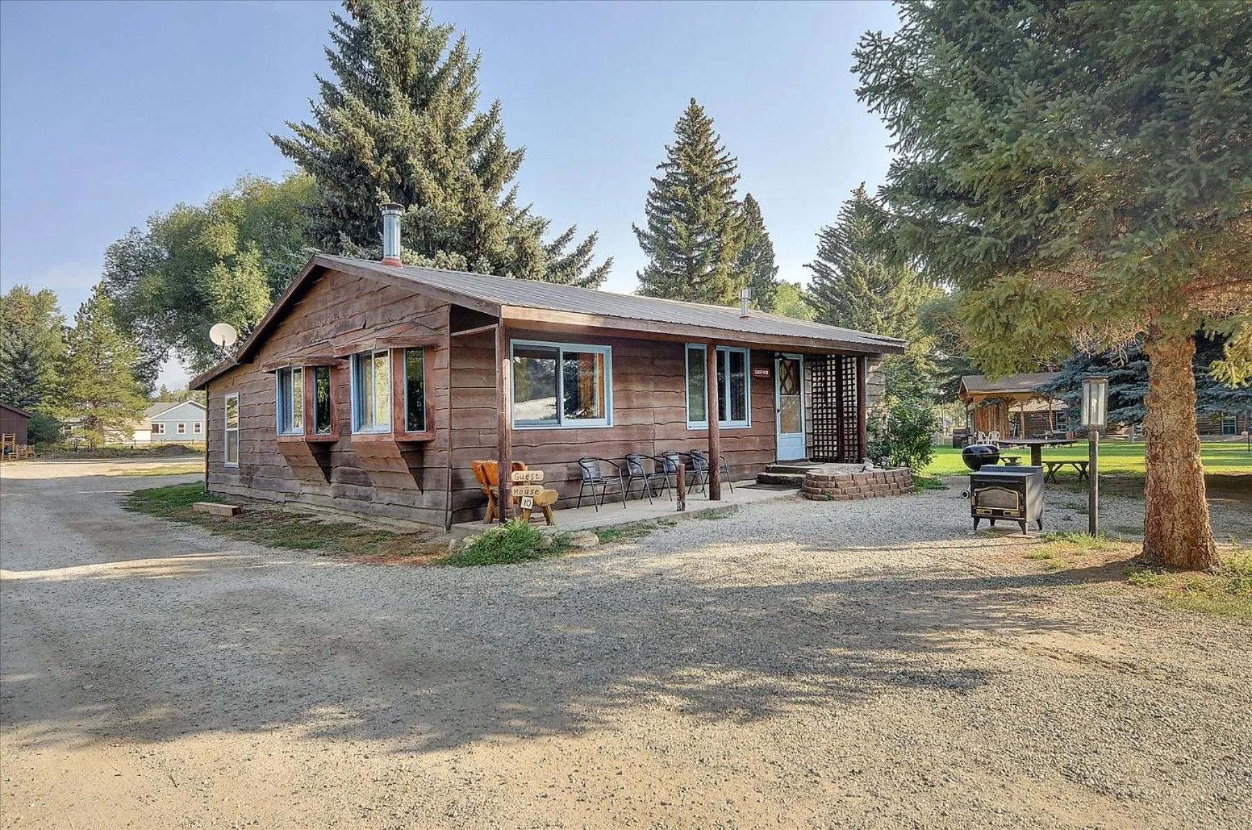 Facade/entrance in Vista Court Cabins & Lodge