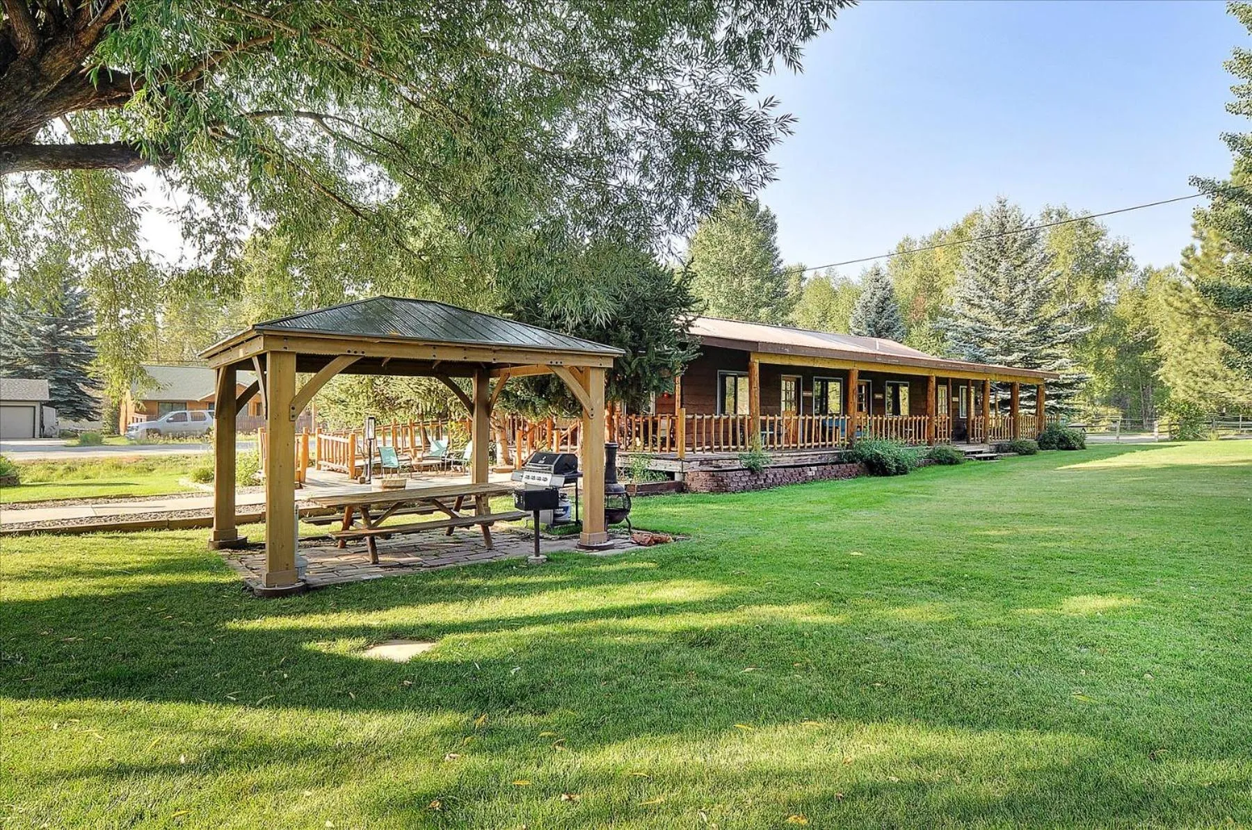 Inner courtyard view in Vista Court Cabins & Lodge