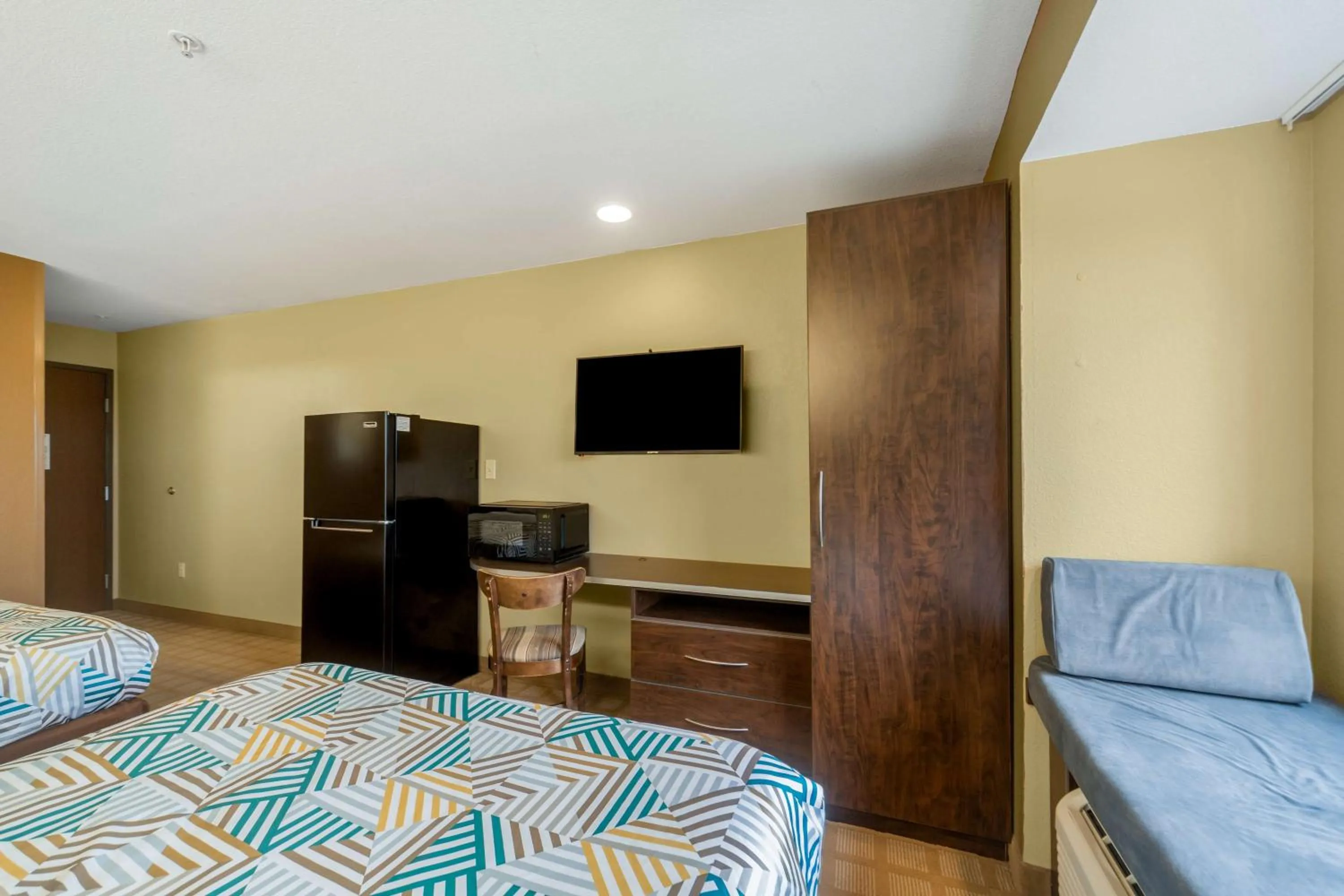 Photo of the whole room, Bed in Studio 6 Suites Breaux Bridge, LA