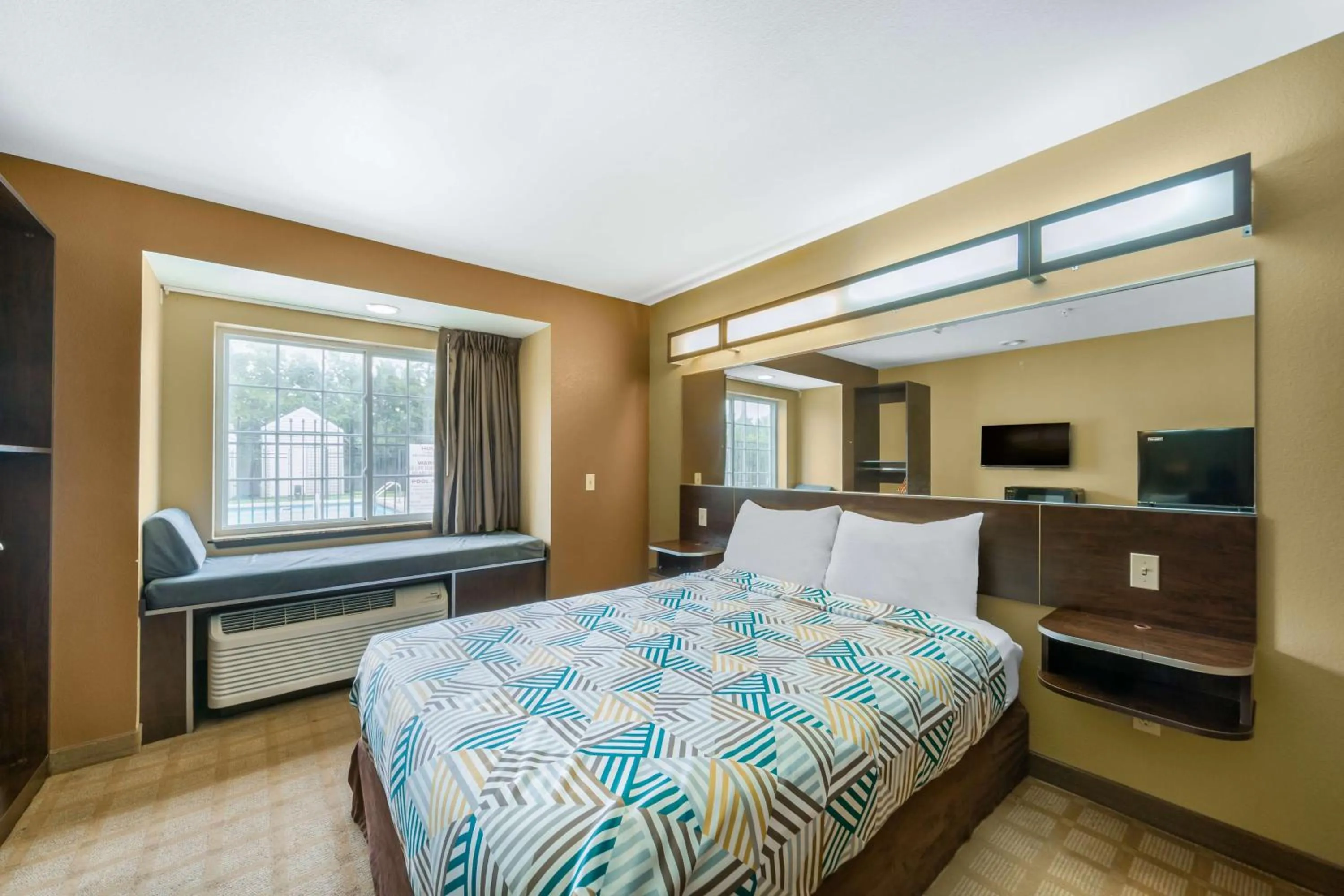 Photo of the whole room, Bed in Studio 6 Suites Breaux Bridge, LA