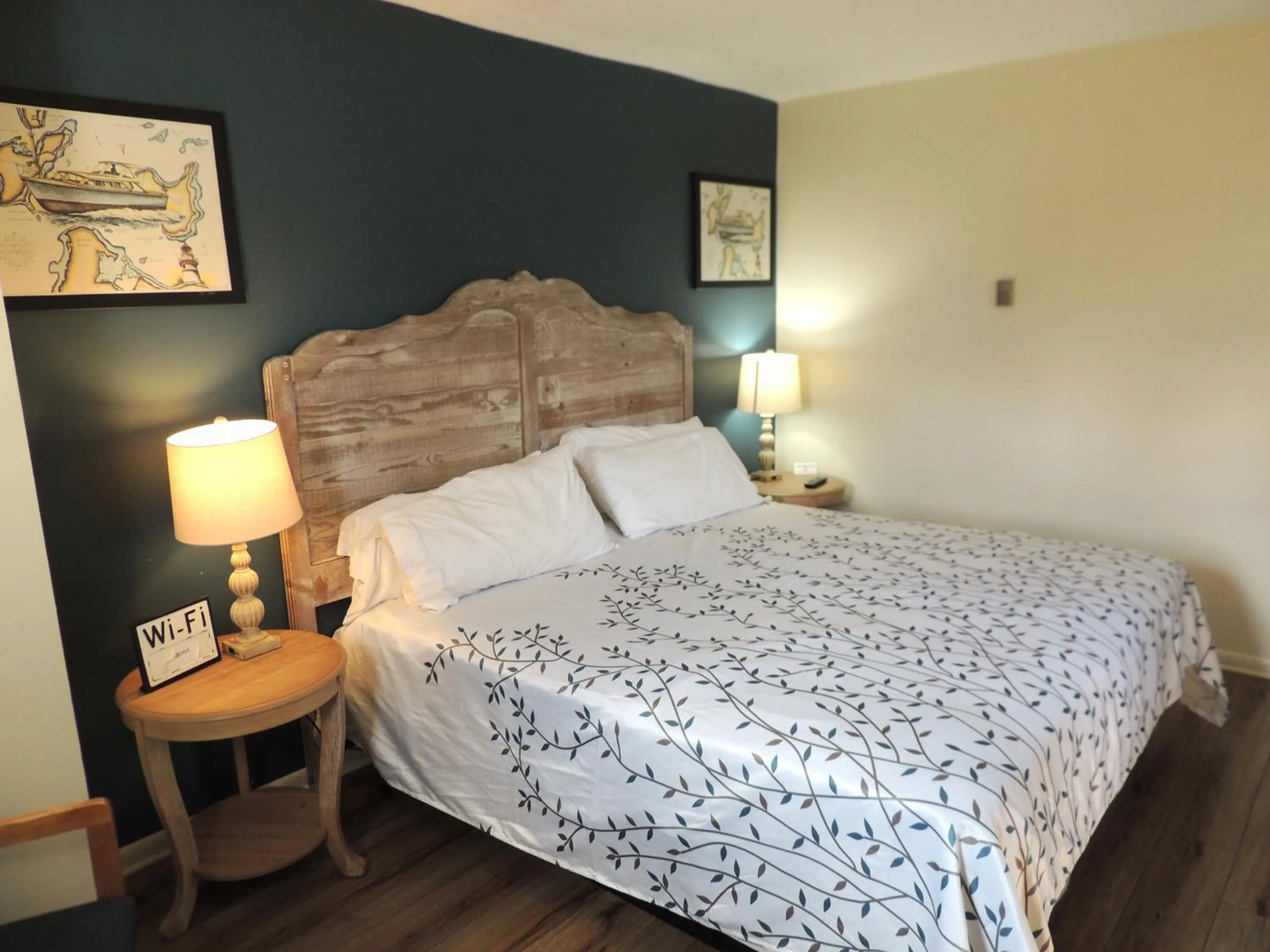 Bed in White Caps Motel and RV Park