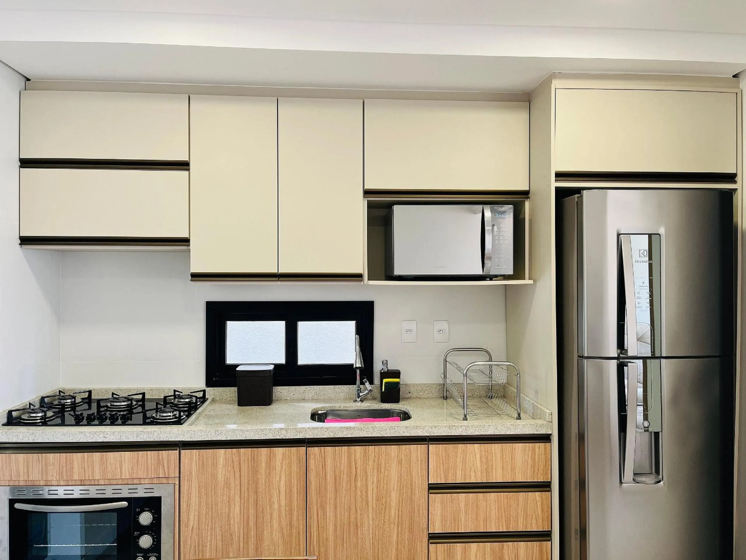 Kitchen or kitchenette in Incrível apartamento à 200m da praia