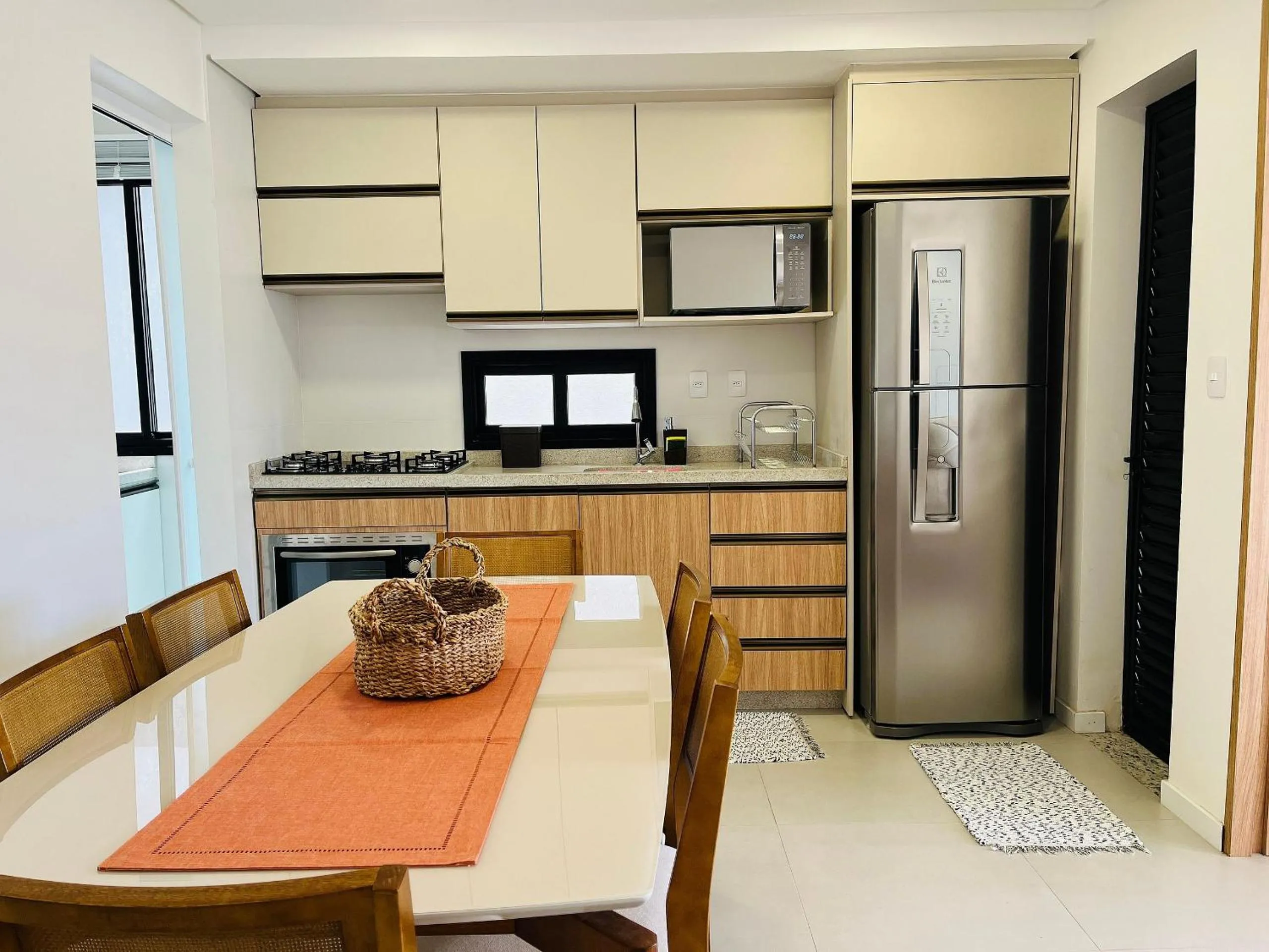 Kitchen or kitchenette in Incrível apartamento à 200m da praia