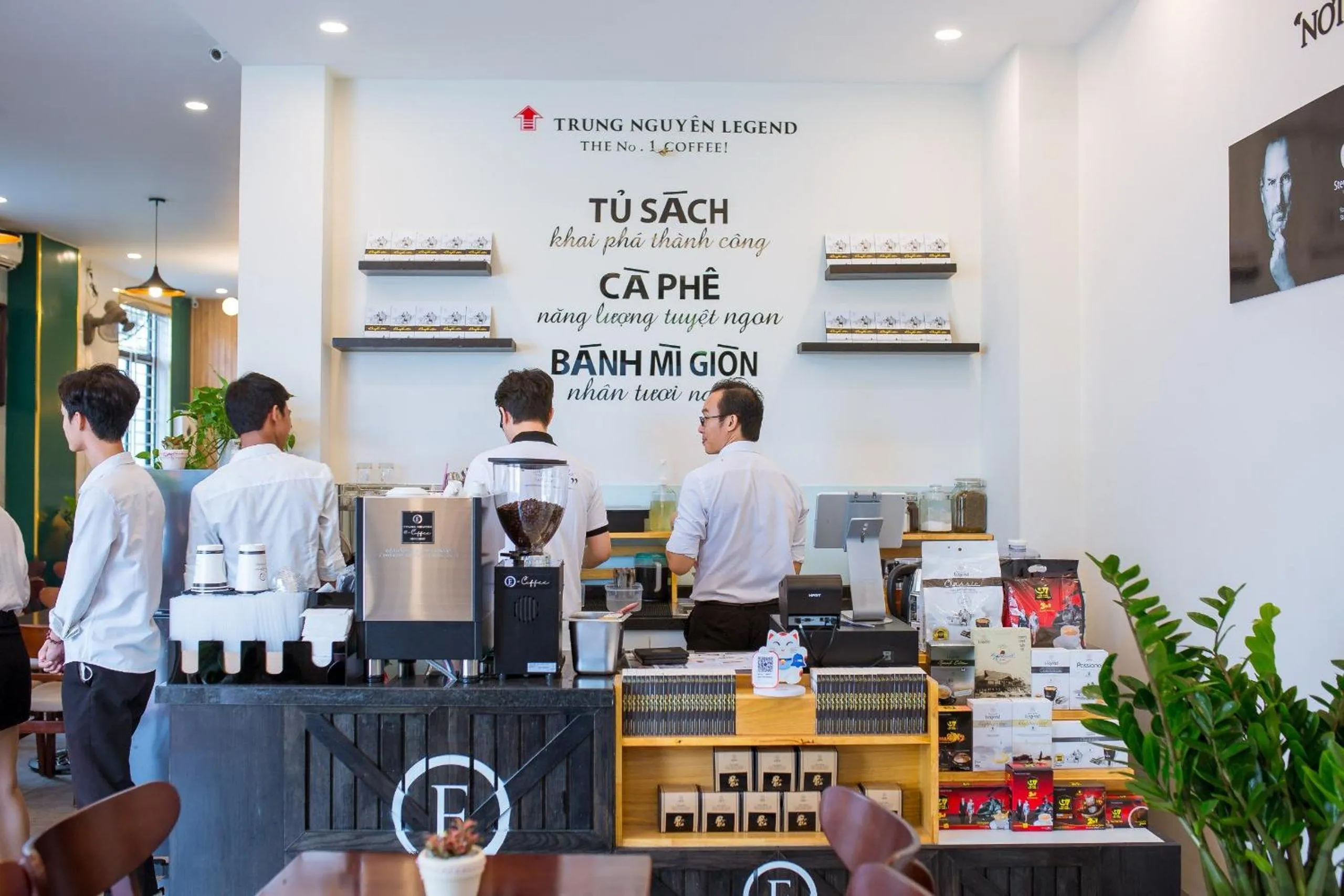 concierge in BIG Hotel Huế