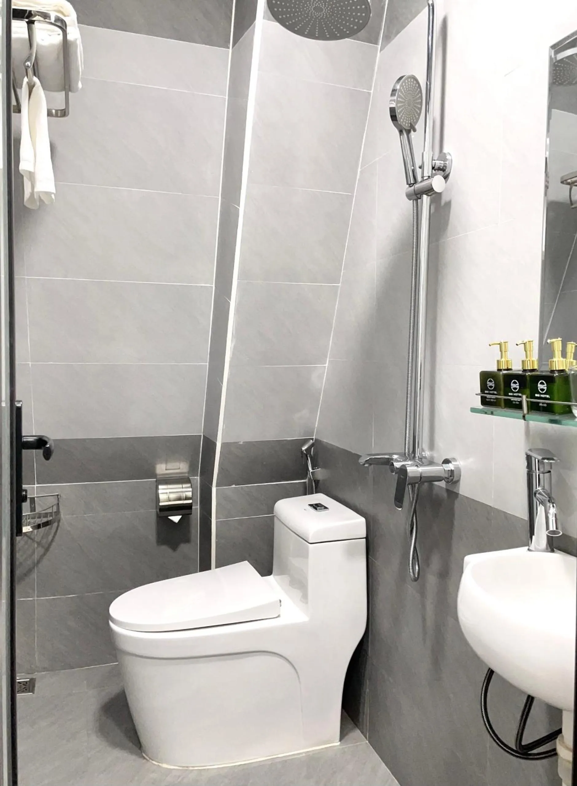 Toilet in BIG Hotel Huế