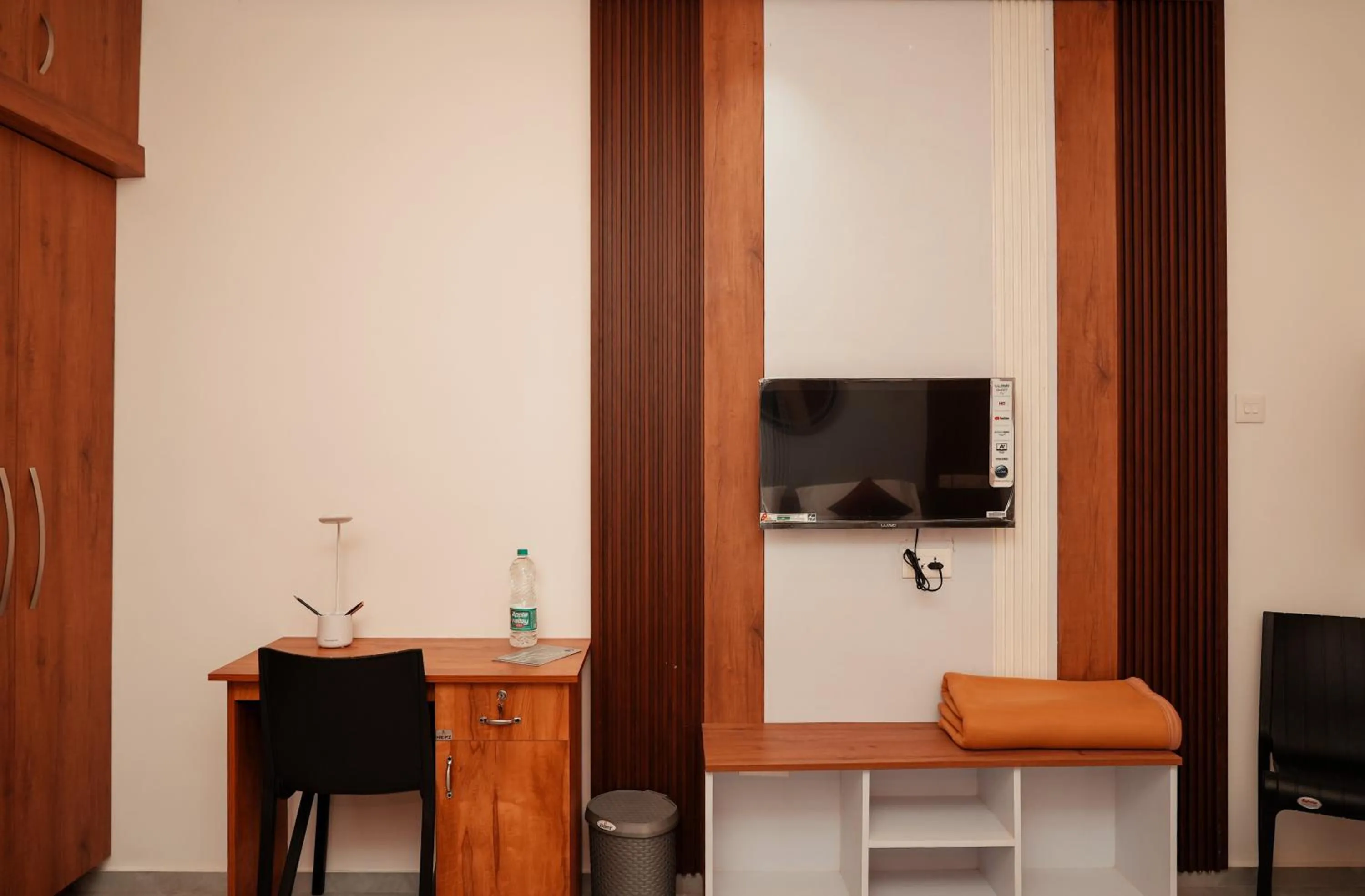 TV and multimedia in Kalloos Island Backwater Resort