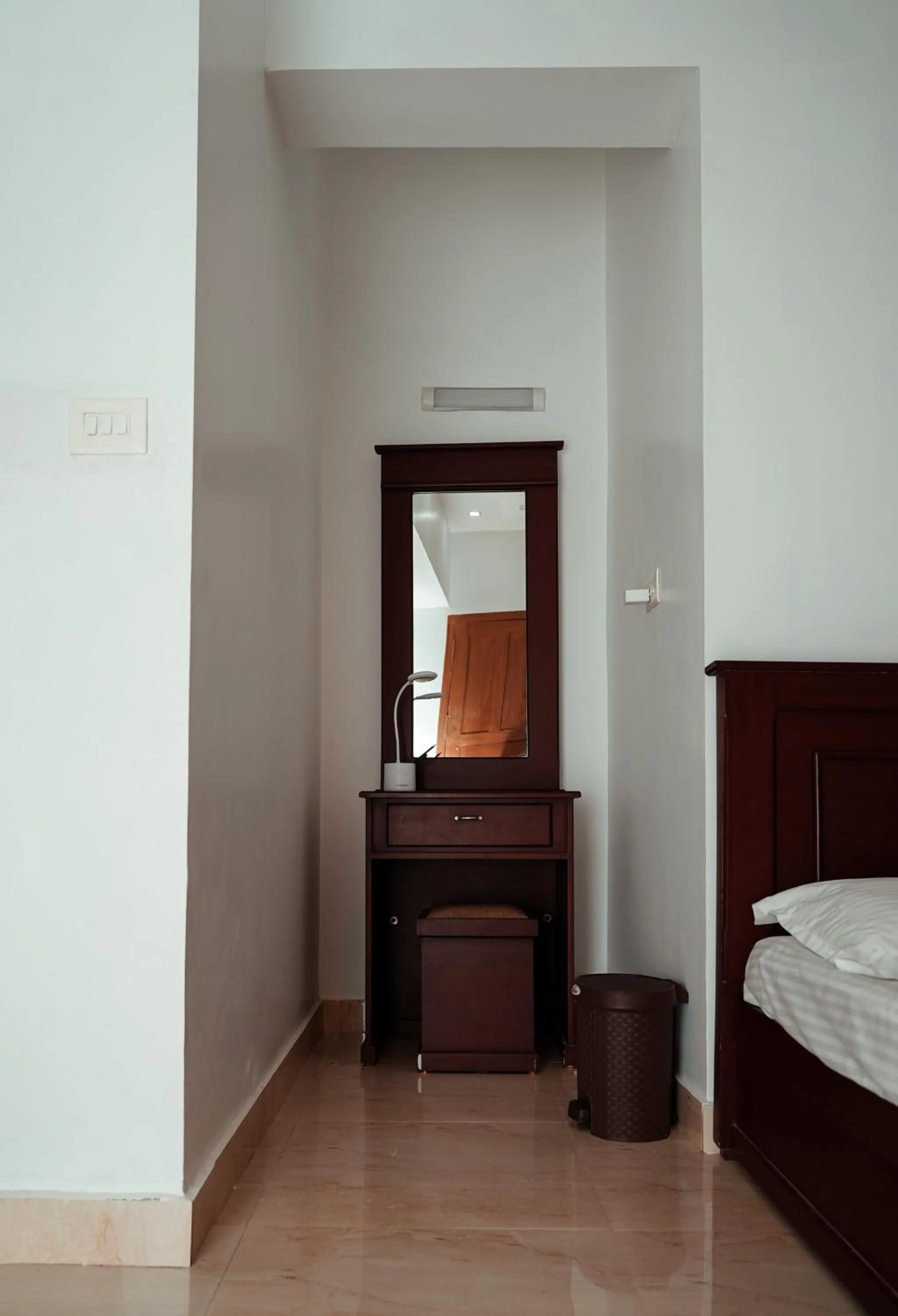 hair dresser, Bed in Kalloos Island Backwater Resort