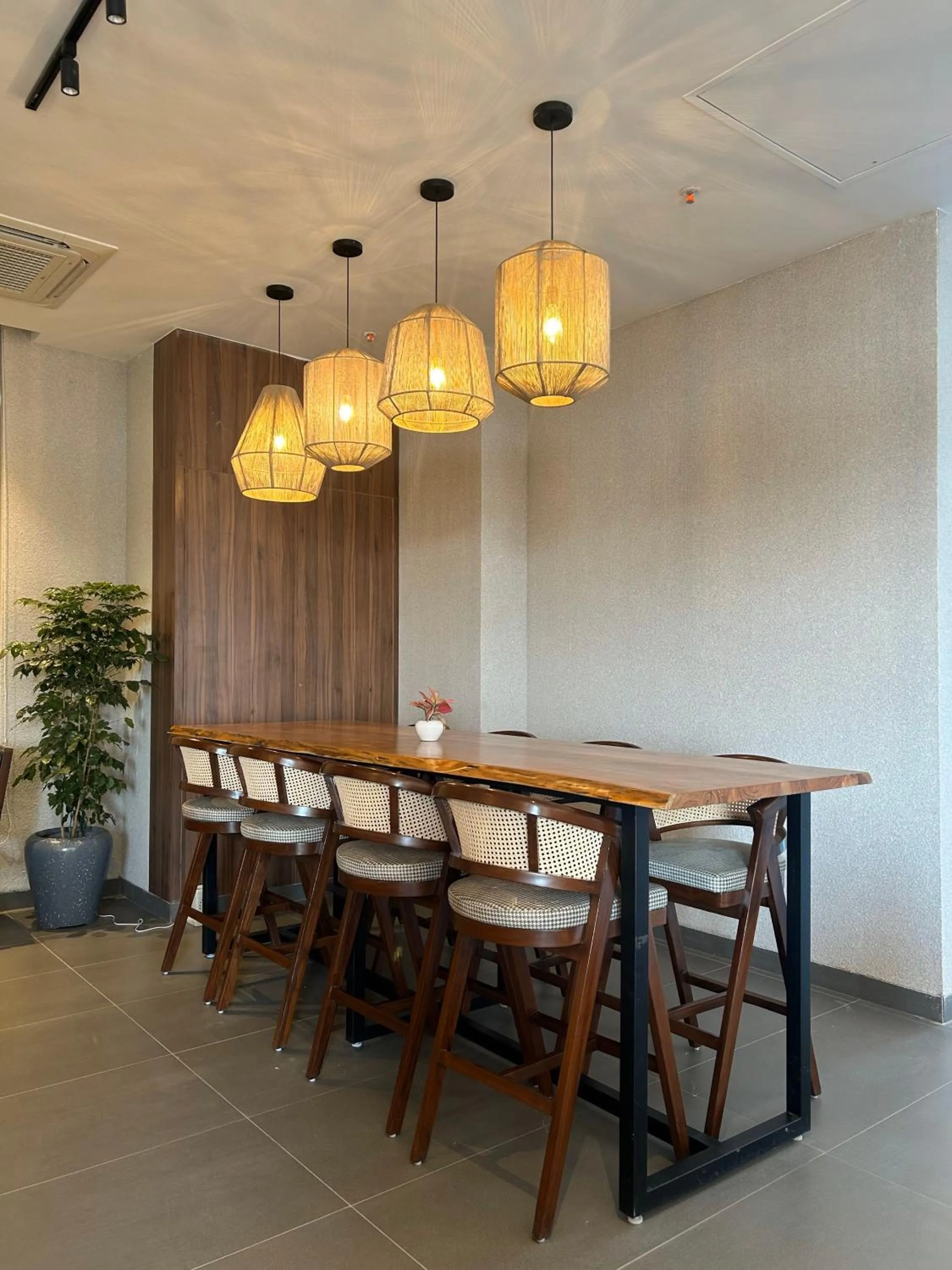 Restaurant/places to eat in Rhythm Gurugram Hotel & Suites, Sohna Road