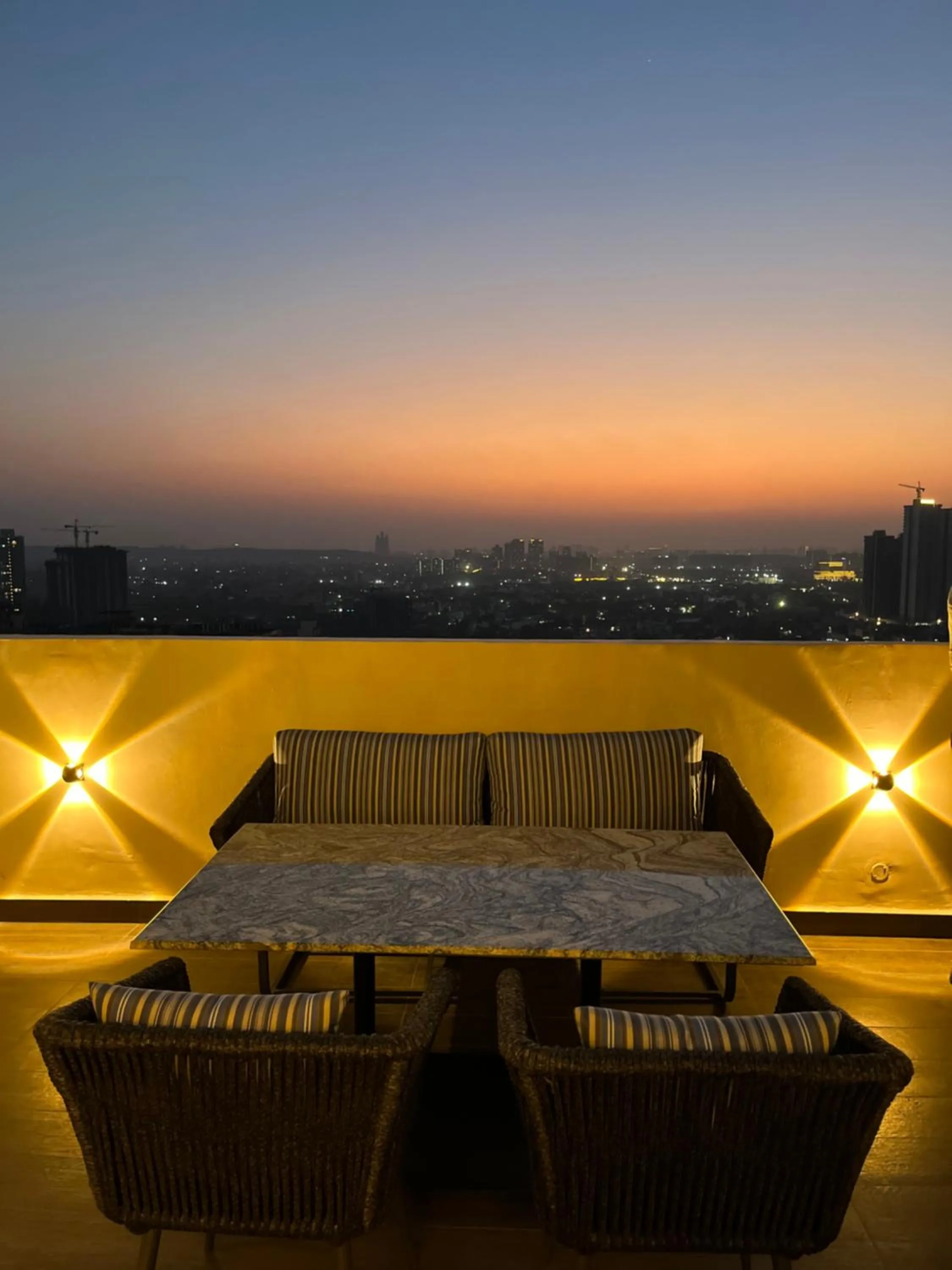 Restaurant/places to eat in Rhythm Gurugram Hotel & Suites, Sohna Road