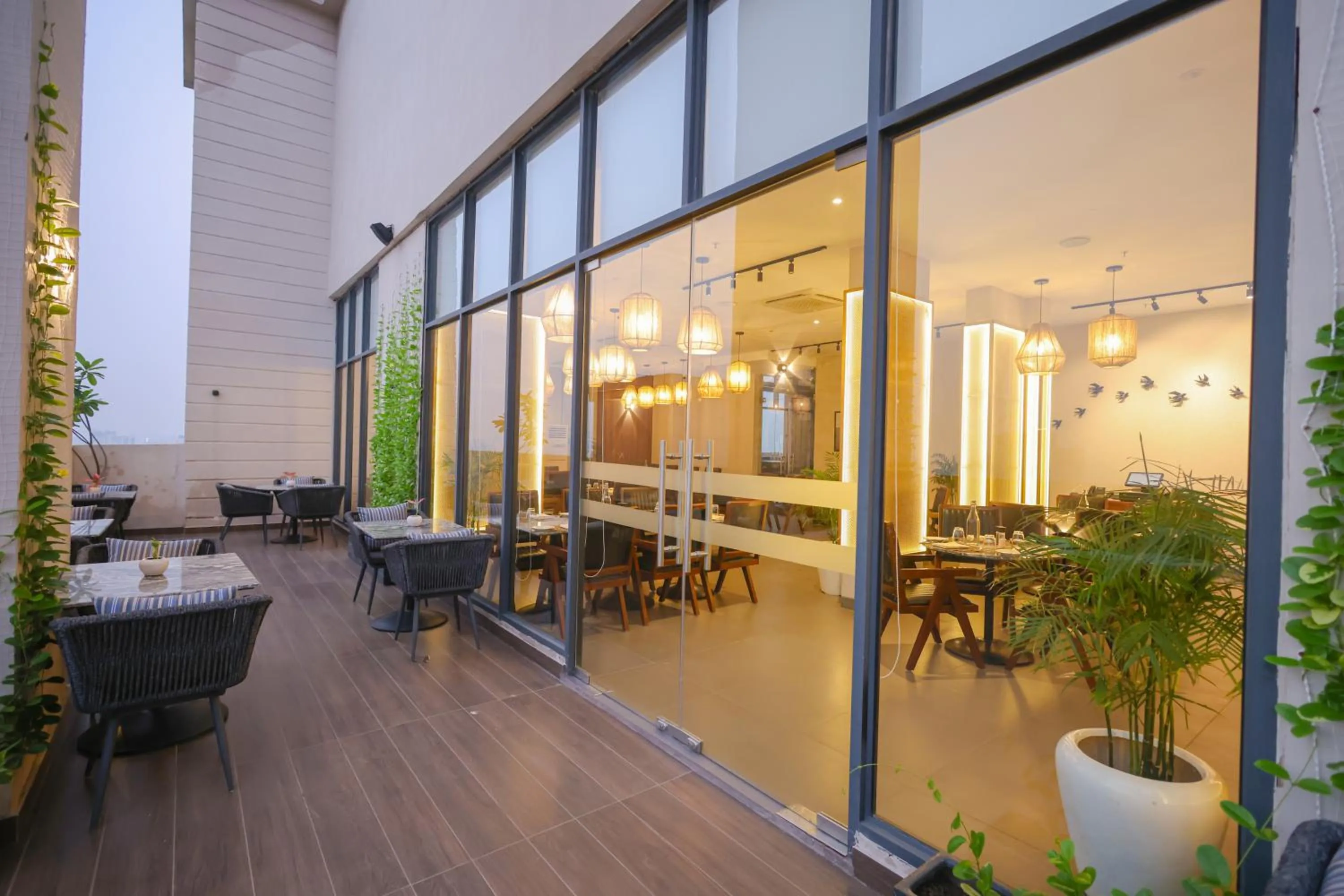 Restaurant/places to eat in Rhythm Gurugram Hotel & Suites, Sohna Road