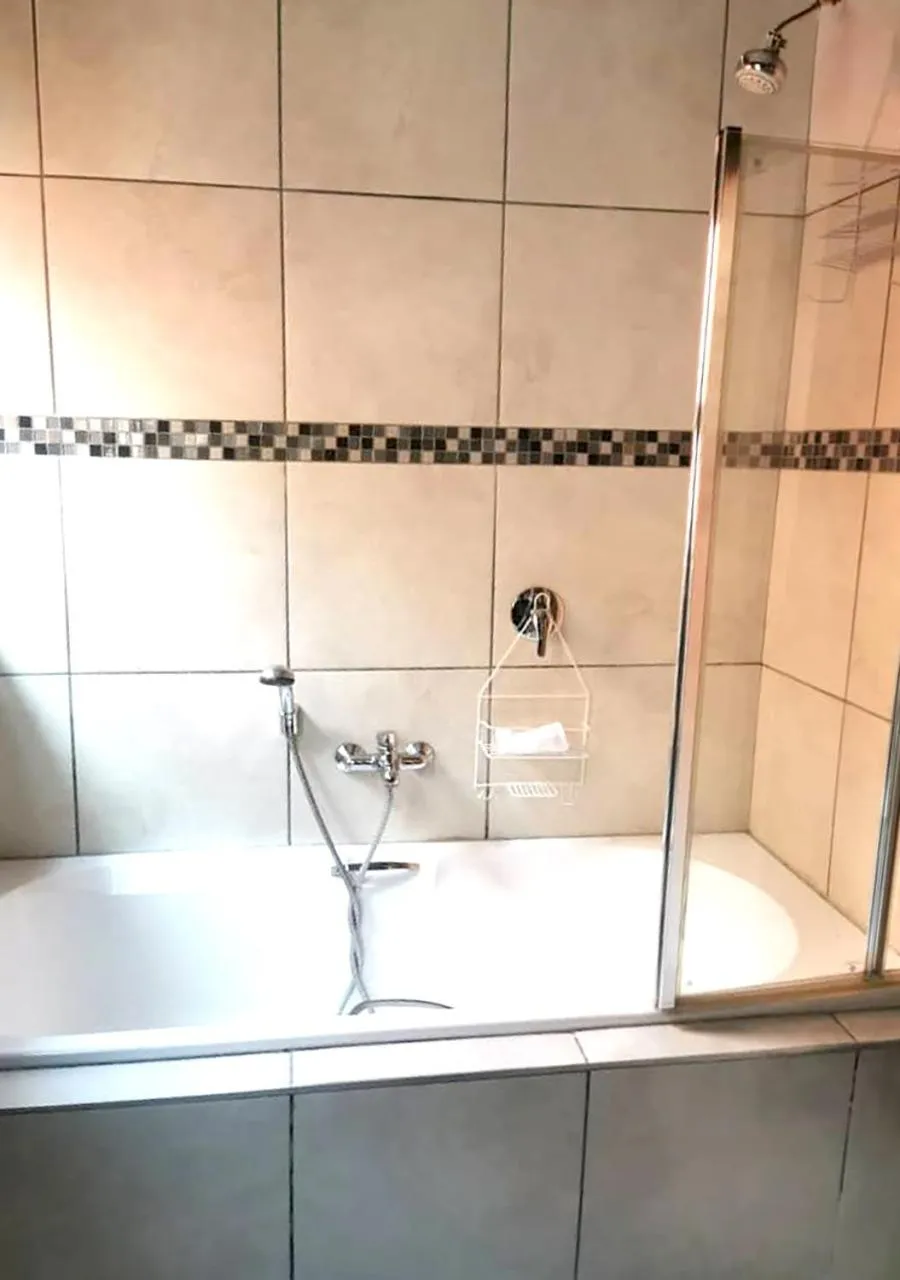 Shower in Tiffanys B & B,